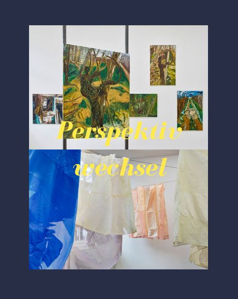 Dieser Alternativtext wurde KI-generiert: Mehrere Gemälde mit Baummotiven hängen an einer Wand. Unterhalb der Bilder ist ein blauer und weißer Stoff zu sehen, der mit goldenen Buchstaben beschriftet ist.