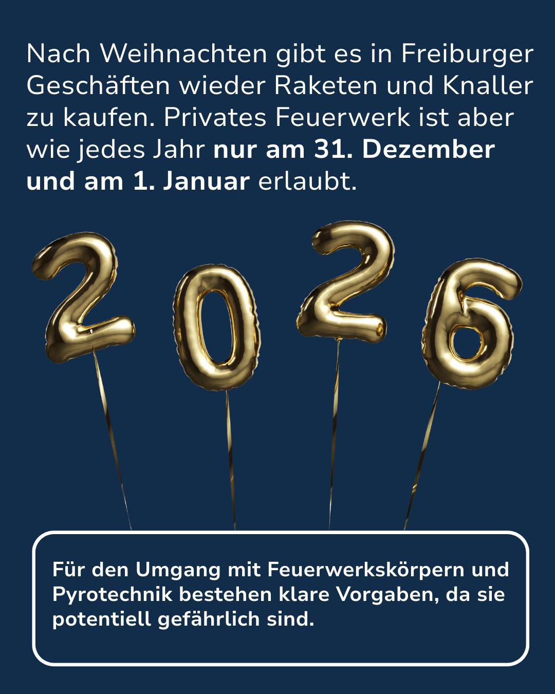 Dieser Alternativtext wurde KI-generiert: Schwarz-weißes Bild, das die Zahlen "2026" aus Feuerwerk darstellt. Der Hintergrund ist dunkel, der Text informiert über den Verkauf und die Erlaubnis von Feuerwerk.