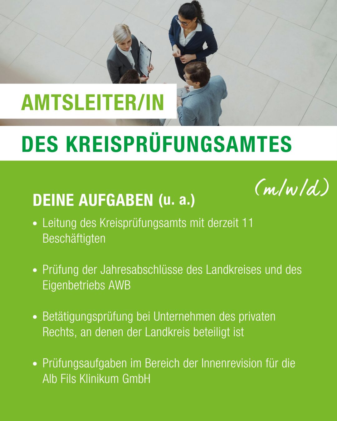 Dieser Alternativtext wurde KI-generiert: Ein farbiges Werbeschild mit Text und einer Abbildung einer Person. Der Text bewirbt eine Stellenanzeige für die Leitung eines Kreisprüfungsamtes.