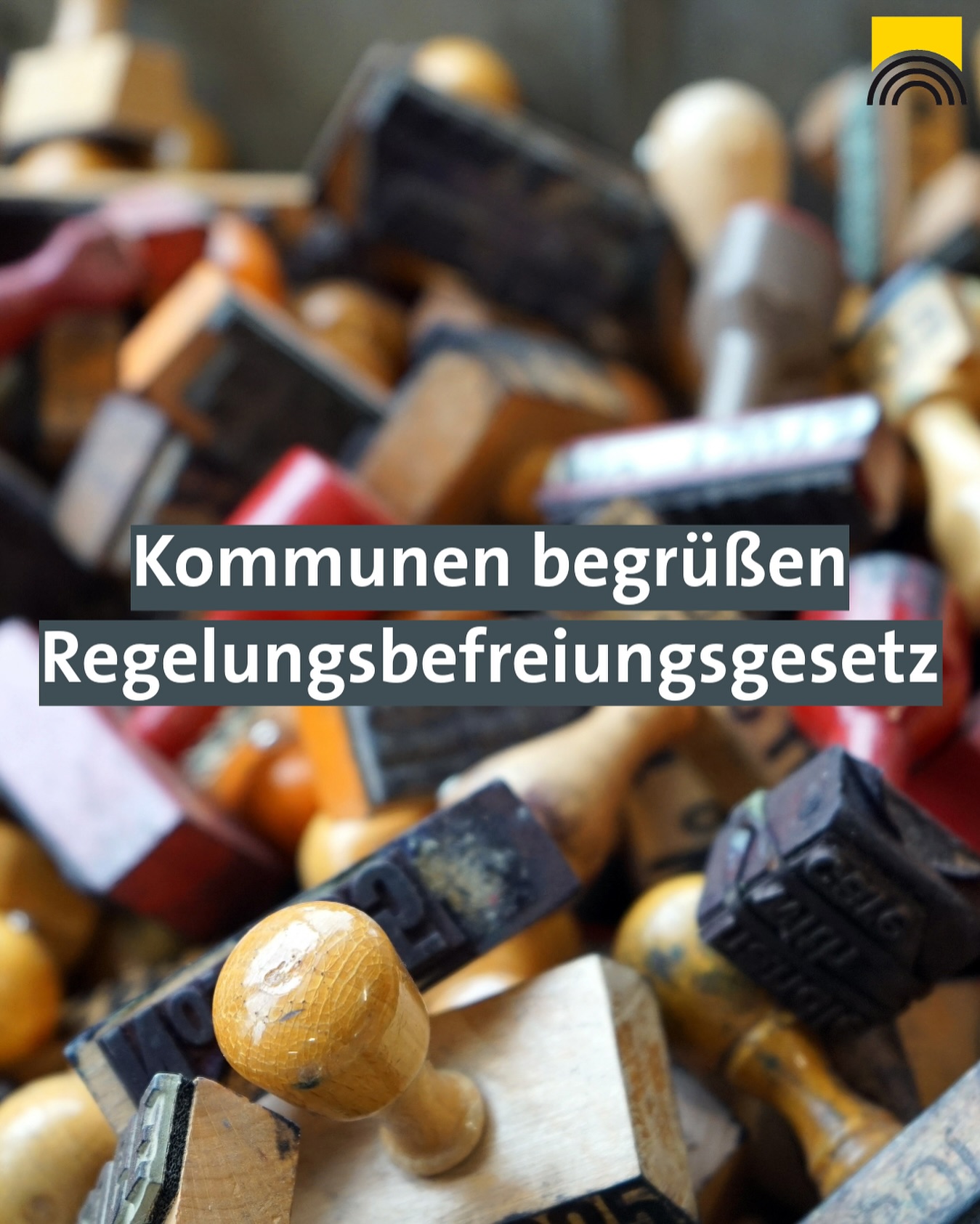 Ein unsortierter Haufen von Holzstempeln in nah Aufnahme. Im Vordergrund sieht man Text.