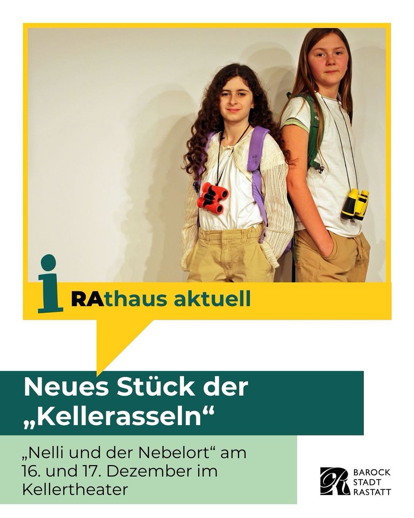 Dieser Alternativtext wurde KI-generiert: Farbiges Werbeplakat für ein Theaterstück. Es zeigt zwei Personen mit Rucksäcken vor einer Gebäudefassade und enthält Informationen zu Aufführungsterminen und -ort.