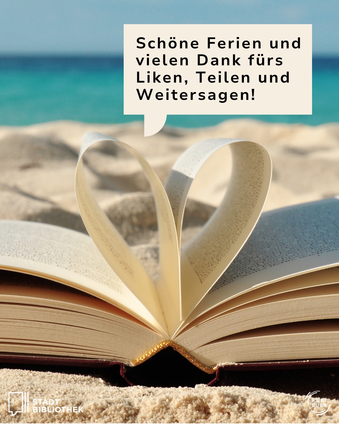 Offenes Buch im Sand, dessen Seiten zu einem Herz geformt sind, vor Meereskulisse. Ein Sprechblasentext wünscht schöne Ferien und dankt für Likes, Teilen und Weitersagen. Unten links das Logo „Stadt Bibliothek“, rechts das Logo „Freiburg“. (KI-Alternativtext)