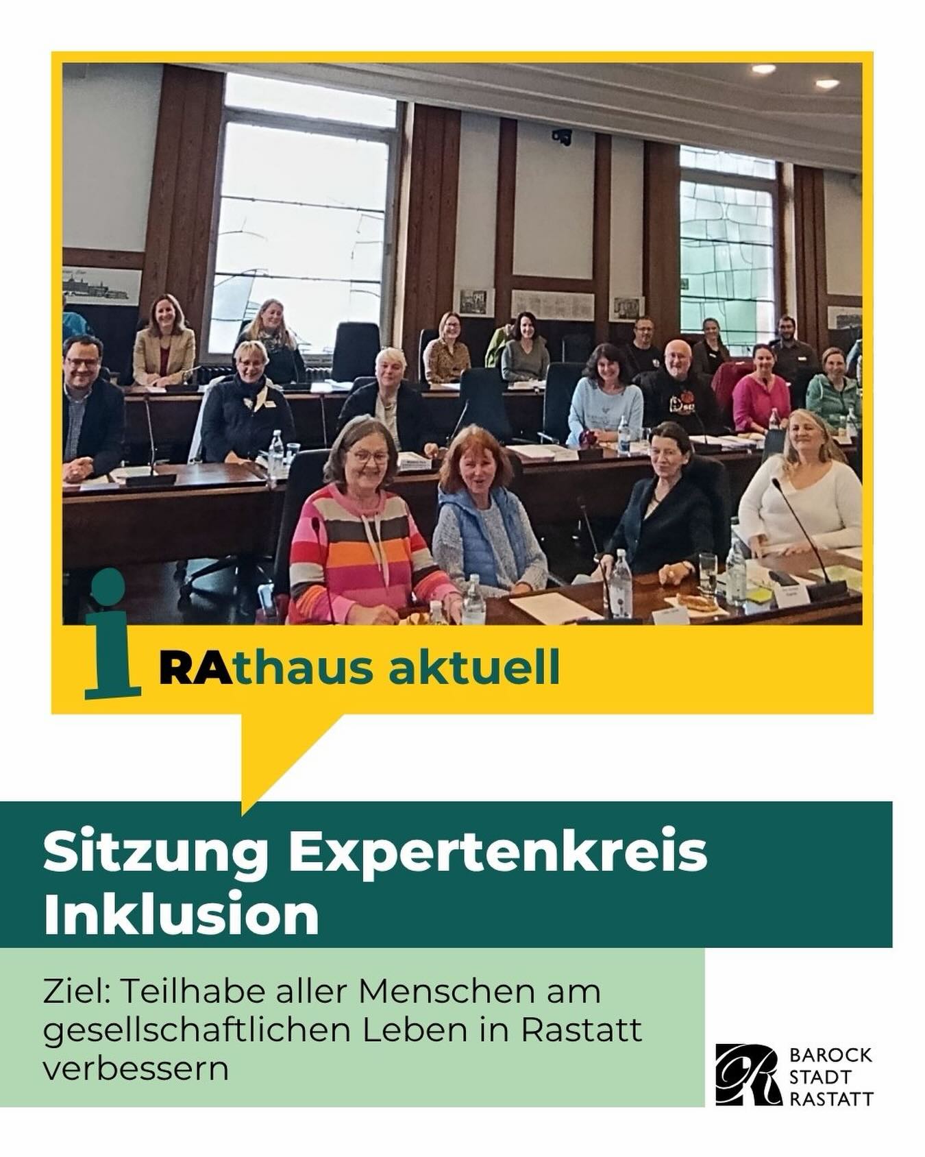 Dieser Alternativtext wurde KI-generiert: Ein Gruppenfoto zeigt viele Menschen, die an einem Tisch sitzen. Im Hintergrund befindet sich ein Raum mit großen Fenstern und Dekorationen.
