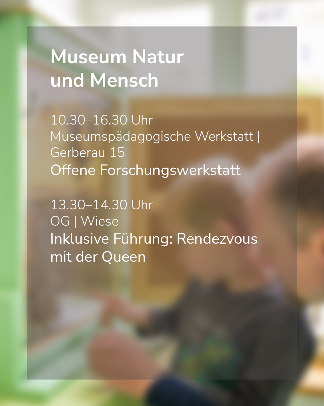 Dieser Alternativtext wurde KI-generiert: Ein unscharfes Foto eines Schildes mit Informationen zu Ausstellungen und Veranstaltungen. Das Schild enthält Zeitangaben und Hinweise auf verschiedene Orte innerhalb einer Institution.