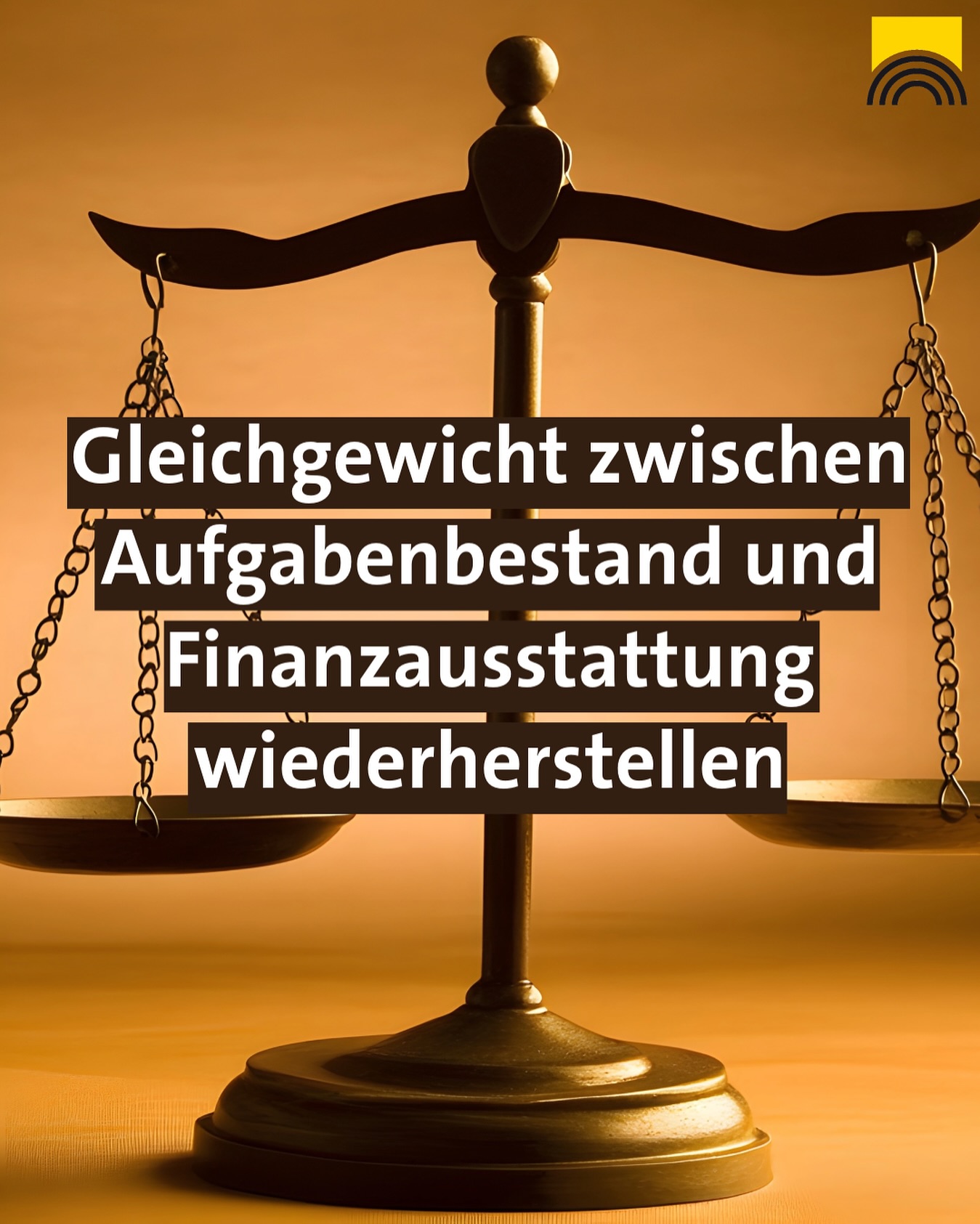 Die Fotografie zeigt eine Waage mit zwei Hängenden Schalen. Schwarzer Text ist auf dem Bild zu sehen.