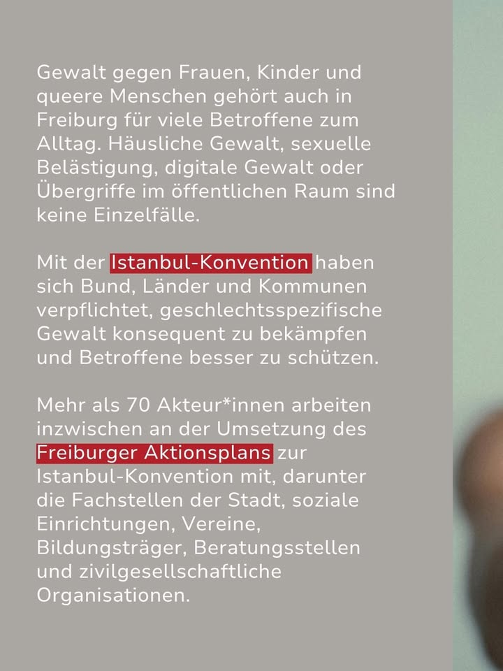 Text auf grauem Hintergrund über Gewalt gegen Frauen, Kinder und queere Menschen in Freiburg. Er beschreibt die Umsetzung der Istanbul-Konvention durch den Freiburger Aktionsplan zur Bekämpfung geschlechtsspezifischer Gewalt. Die Begriffe „Istanbul-Konvention“ und „Freiburger Aktionsplans“ sind rot markiert. (KI-Alternativtext)