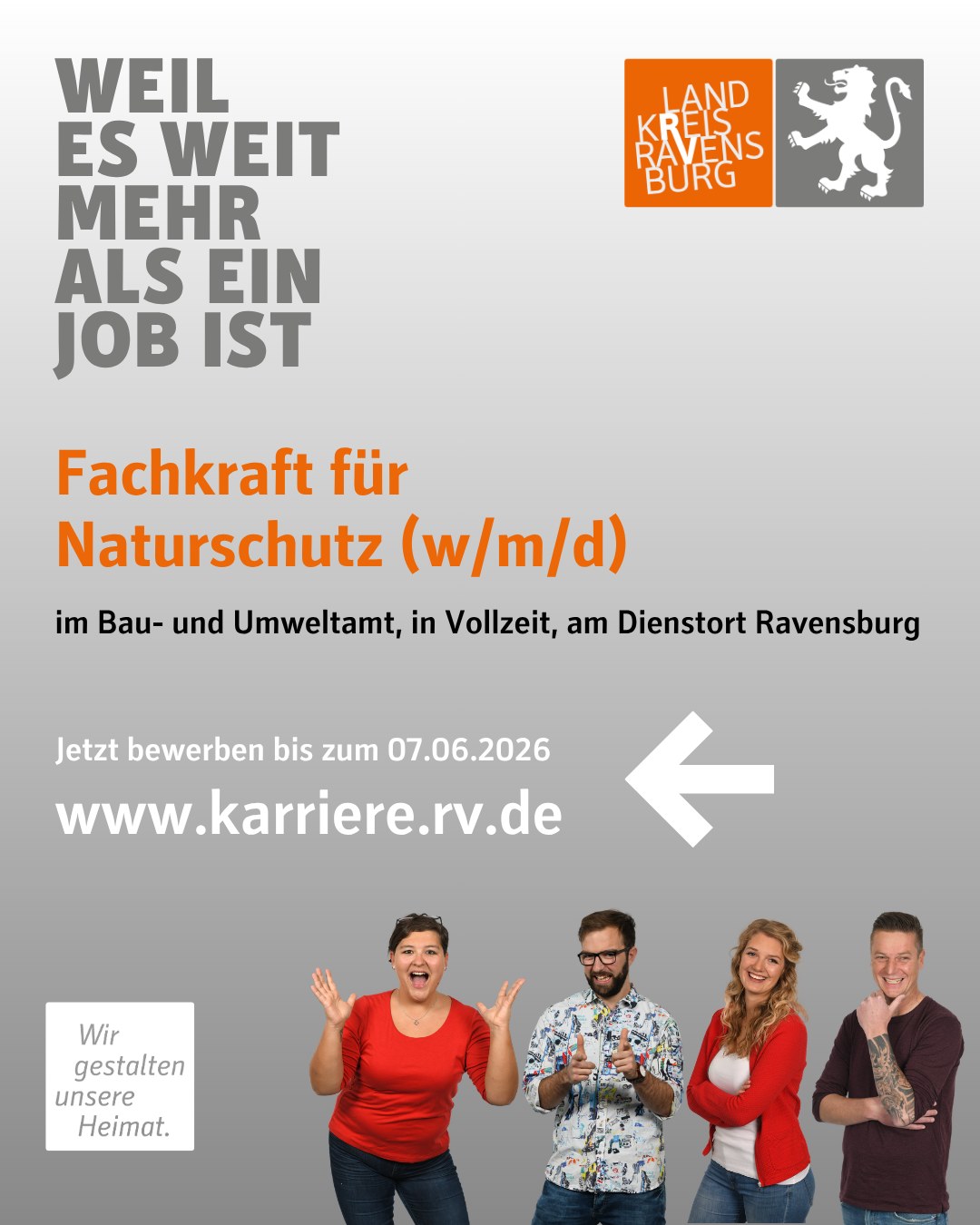 Dieser Alternativtext wurde KI-generiert: Schwarz-weißer Hintergrund mit Text und einem farbigen Bereich, der eine Gruppe von lächelnden Personen zeigt. Ein Pfeil deutet auf eine Webseite hin, die Informationen zu einer Stellenanzeige enthält.