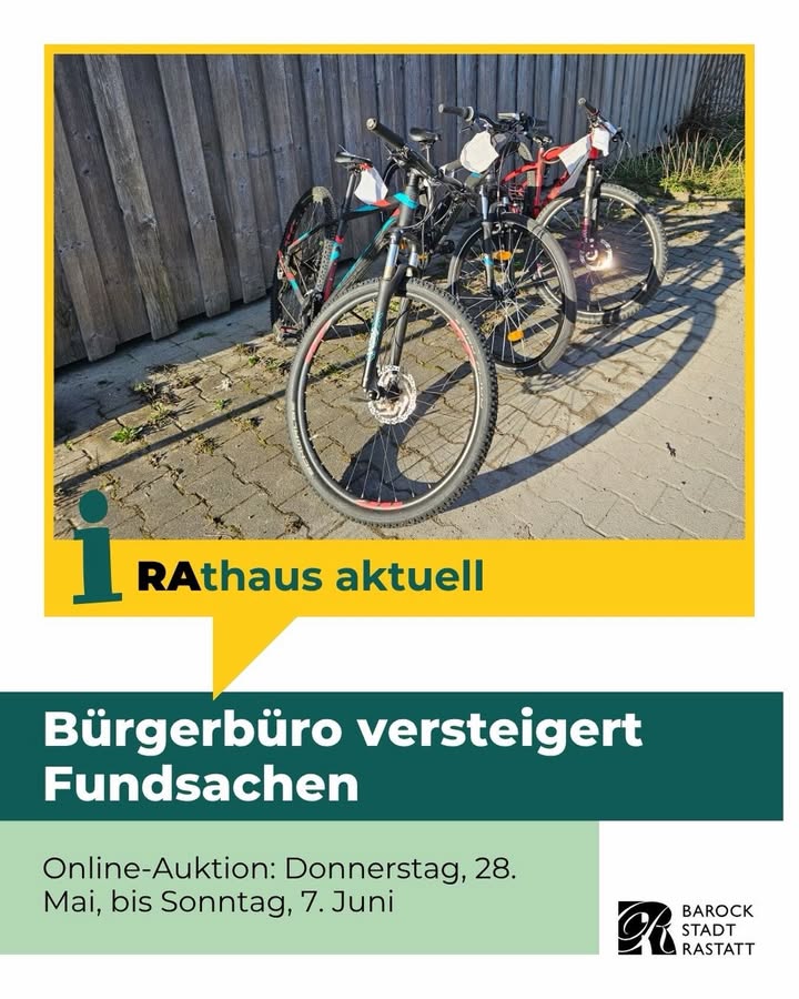 Mehrere Fahrräder stehen vor einer Holzwand auf Kopfsteinpflaster. Darunter steht: „Rathaus aktuell – Bürgerbüro versteigert Fundsachen. Online-Auktion: Donnerstag, 28. Mai, bis Sonntag, 7. Juni.“ Rechts unten das Logo der Stadt Barock Rastatt. (KI-Alternativtext)