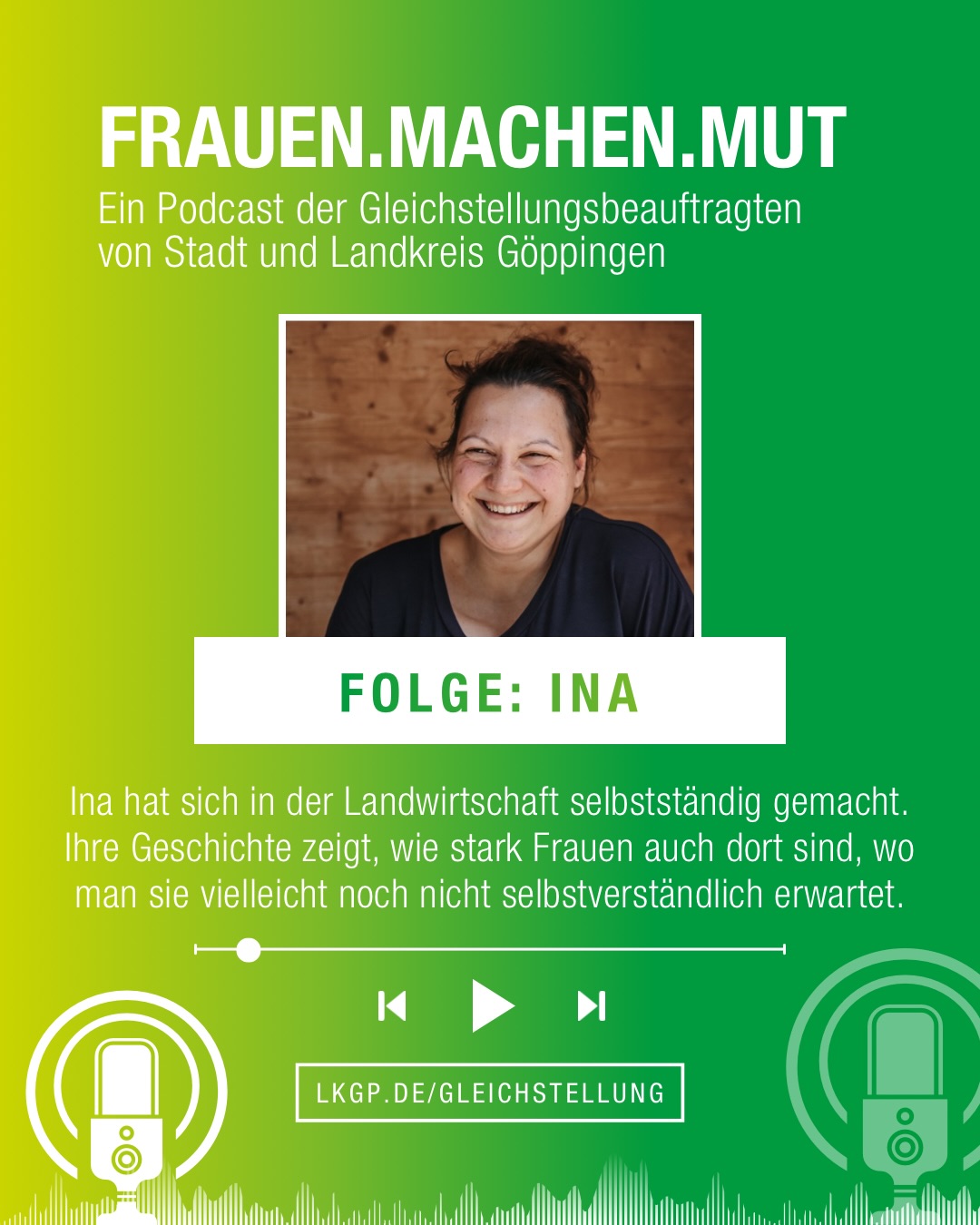 Dieser Alternativtext wurde KI-generiert: Ein farbenfrohes Werbeplakat für einen Podcast. Es zeigt eine Person, die lächelt, sowie Podcast-Symbole und Informationen zur Podcast-Folge mit einem Text über eine Frau in der Landwirtschaft.