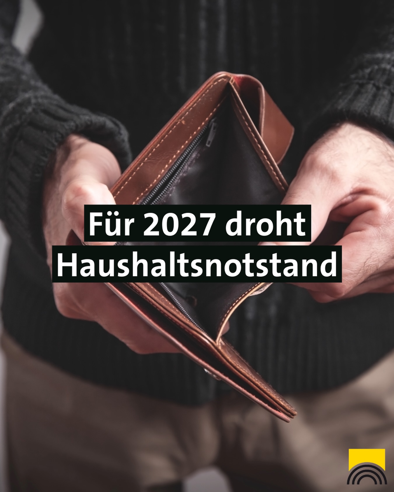 Dieser Alternativtext wurde KI-generiert: Ein Portemonnaie wird in Händen gehalten, es ist leer. Über dem Portemonnaie befindet sich Text, der auf finanzielle Schwierigkeiten hinweist.