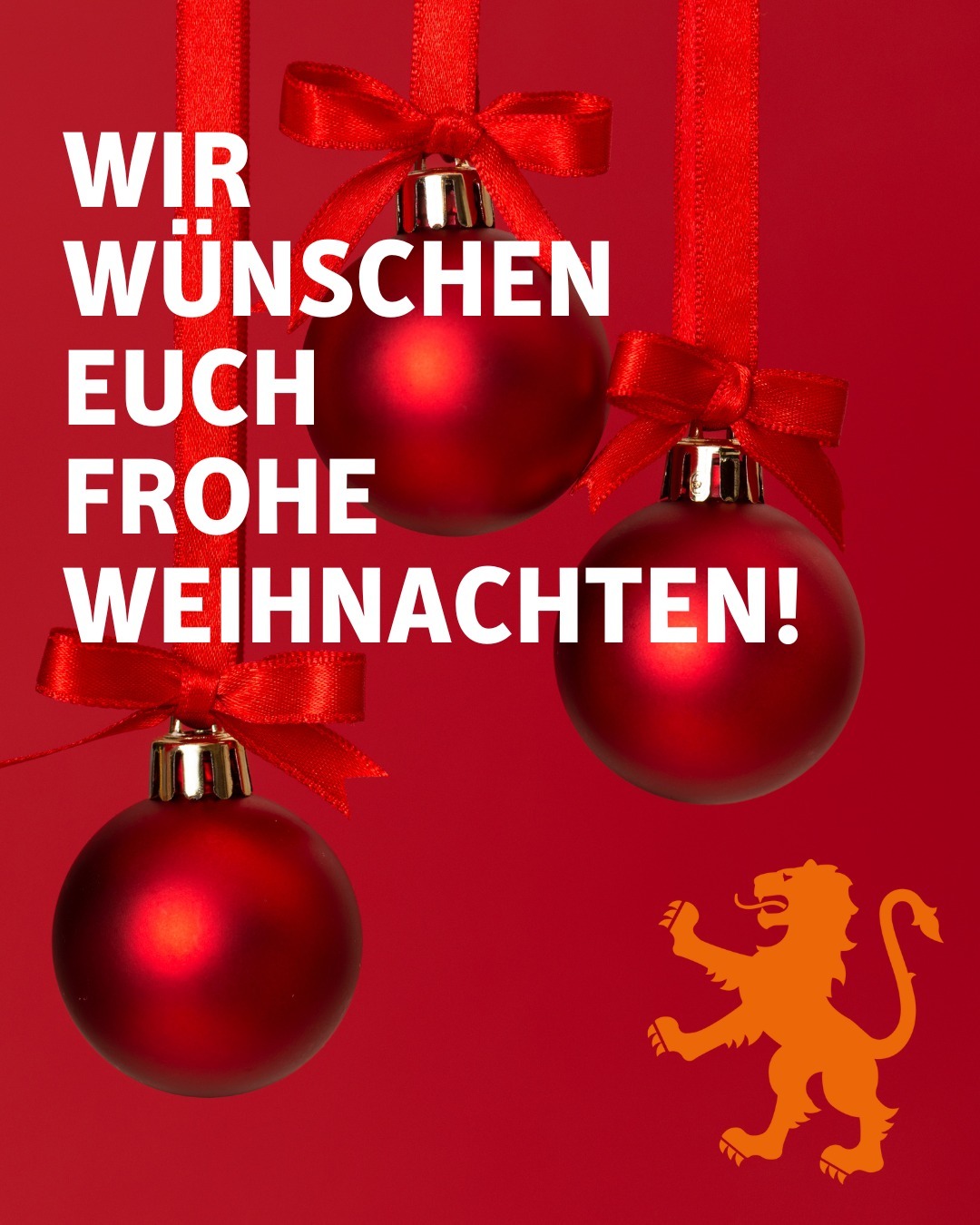 Zu sehen sind drei Christbaumkugeln, die an roten Bändern vor einem roten Hintergrund herunter hängen. Rechts unten ist der Löwe des Landkreises abgebildet. Bildtext: Wir wünschen euch frohe Weihnachten!
