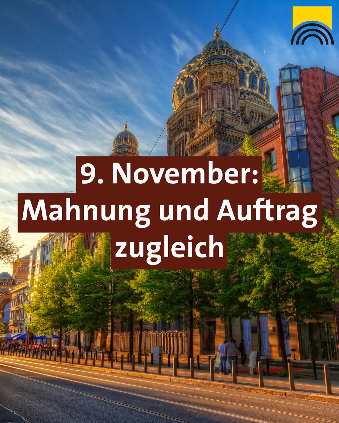 Dieser Alternativtext wurde KI-generiert: Ein farbiges Bild zeigt eine Stadtansicht mit einem Gebäude mit einer großen Kuppel und Bäumen im Vordergrund. Ein Straßenschild mit Text überdeckt einen Teil des Bildes.