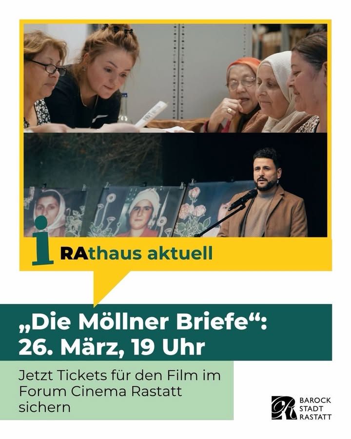Dieser Alternativtext wurde KI-generiert: Farbfoto einer Gruppe von Personen, die bei einer Veranstaltung zusammen sitzen. Ein Plakat im Vordergrund bewirbt einen Film und ein Datum.