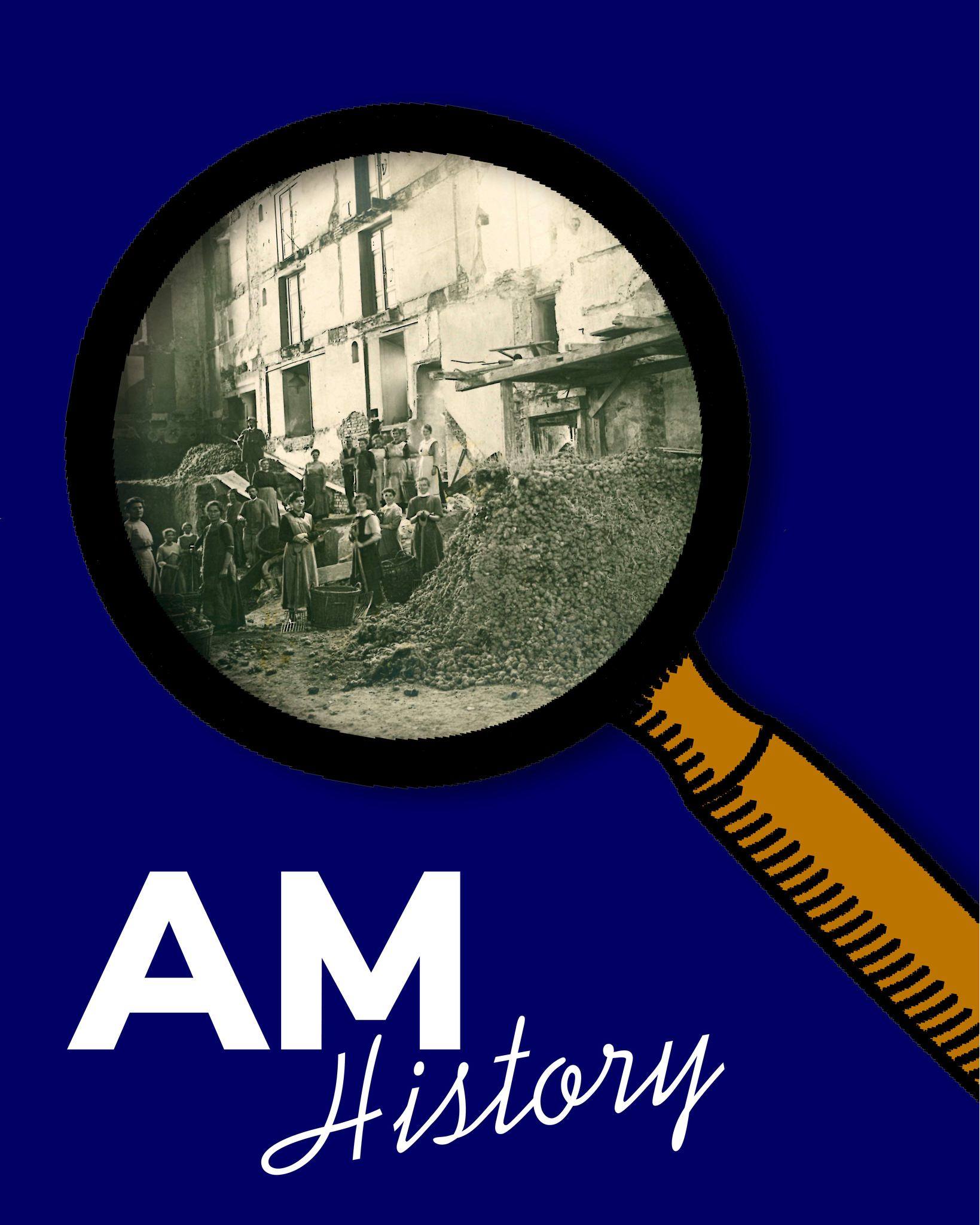 Dieser Alternativtext wurde KI-generiert: Schwarz-Weiß-Foto einer Straßenszene, betrachtet durch eine Lupe. Im Vordergrund steht Text und darunter ein blau-gelber Farbverlauf.