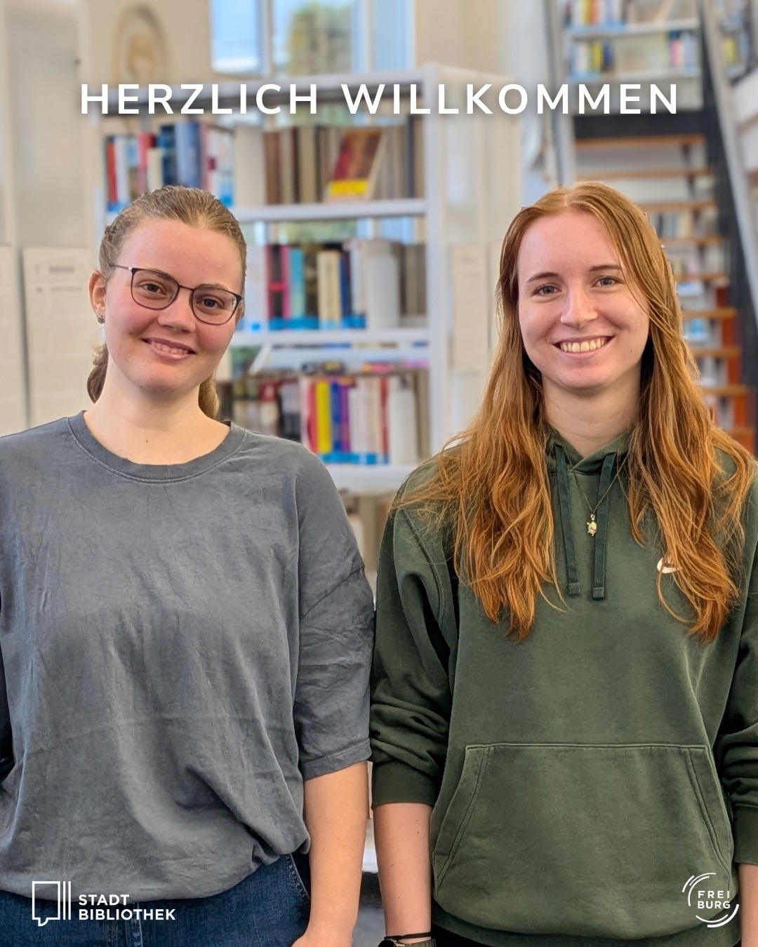 Zwei Personen stehen nebeneinander vor Bücherregalen und lächeln. Oben im Bild steht der Text „HERZLICH WILLKOMMEN“. Unten sind die Logos der Stadtbibliothek und der Stadt Freiburg zu sehen. (KI-Alternativtext)
