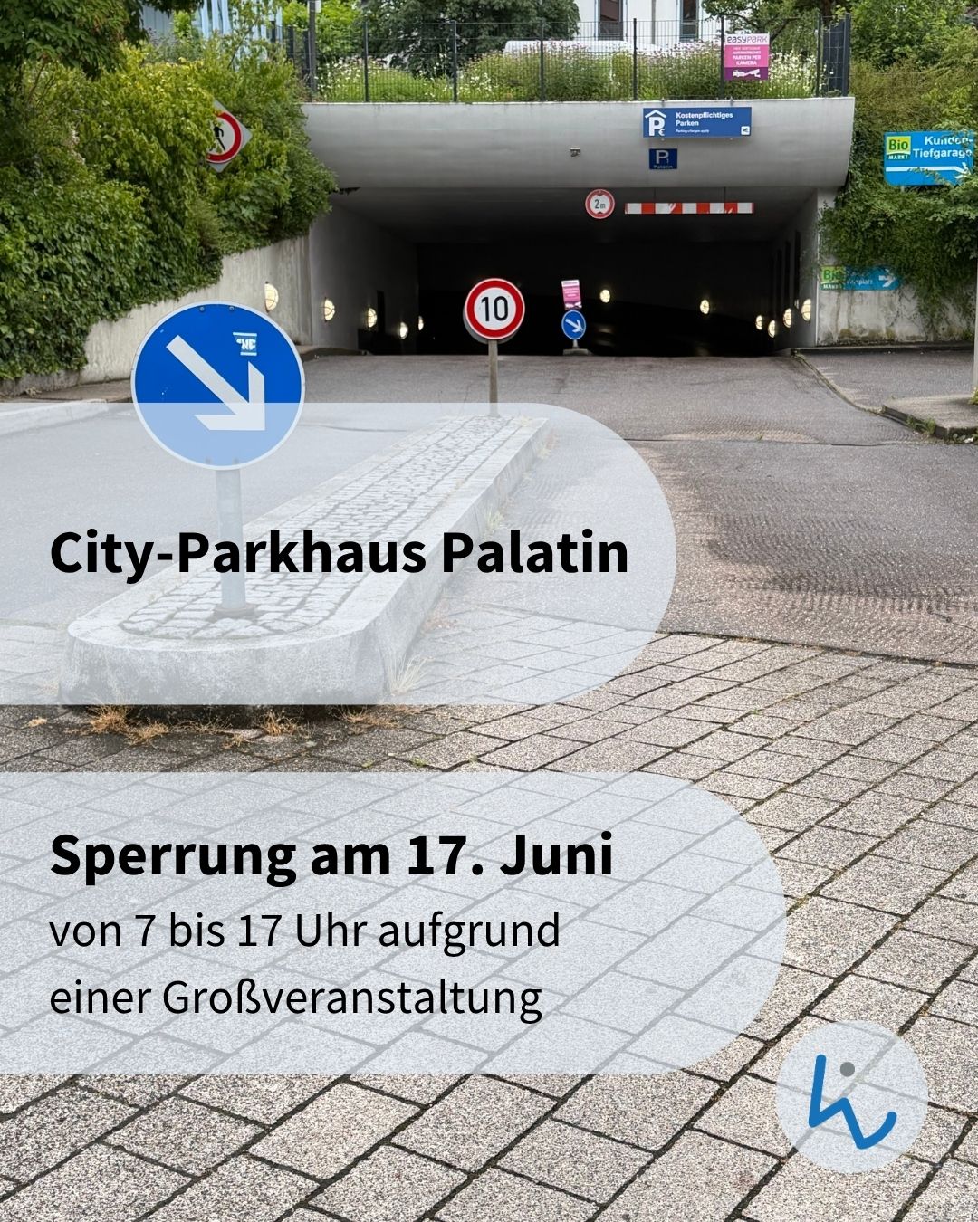 Eingang zum City-Parkhaus Palatin mit blauem Pfeilschild nach unten, Geschwindigkeitsbegrenzung 10 km/h und Hinweis auf Sperrung am 17. Juni von 7 bis 17 Uhr wegen Großveranstaltung. (KI-Alternativtext)