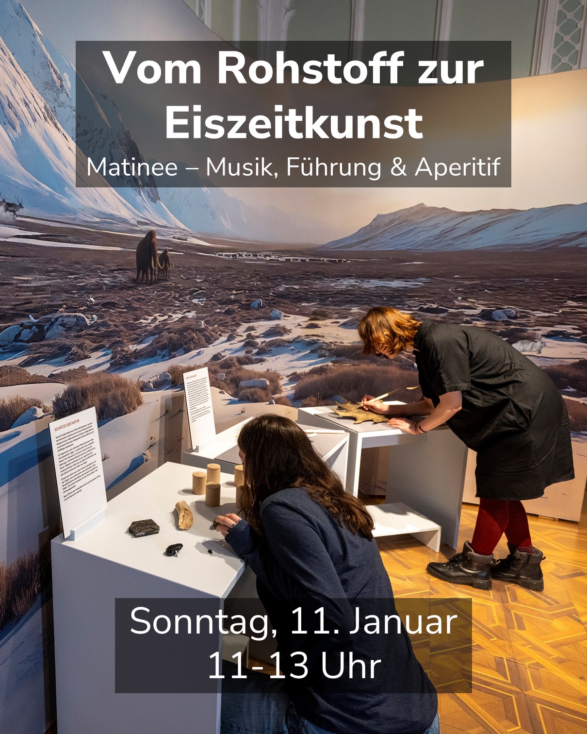 Dieser Alternativtext wurde KI-generiert: Ein Werbeplakat zeigt eine Ausstellung mit einem Landschaftsfoto im Hintergrund und Personen, die an einer Präsentation arbeiten. Unten sind Datum und Uhrzeit für ein Event zu sehen.