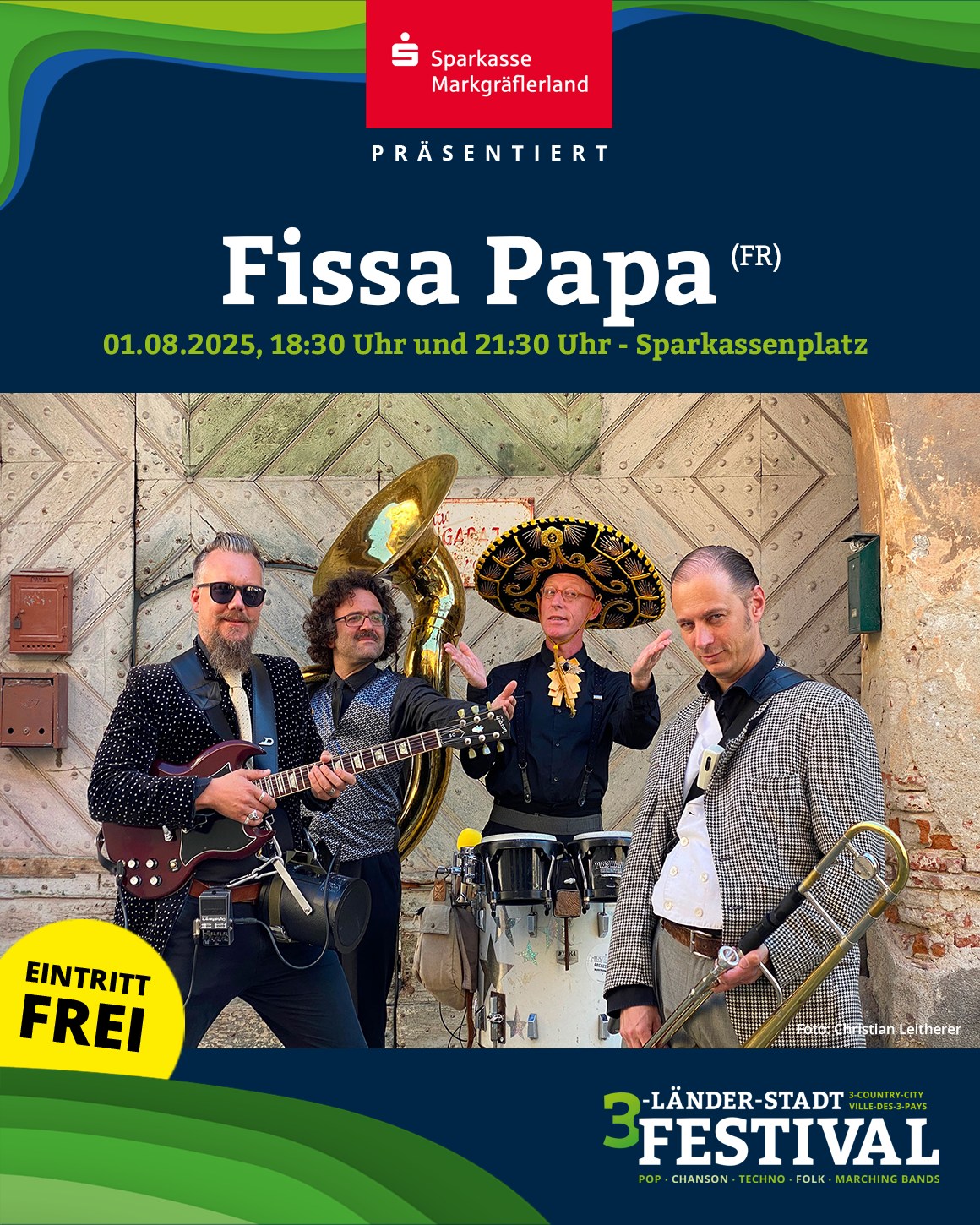 Eine Band steht vor einer Steinmauer. Die Band besteht aus Personen mit Musikinstrumenten wie Gitarre und Posaune. Ein Event wird angekündigt.