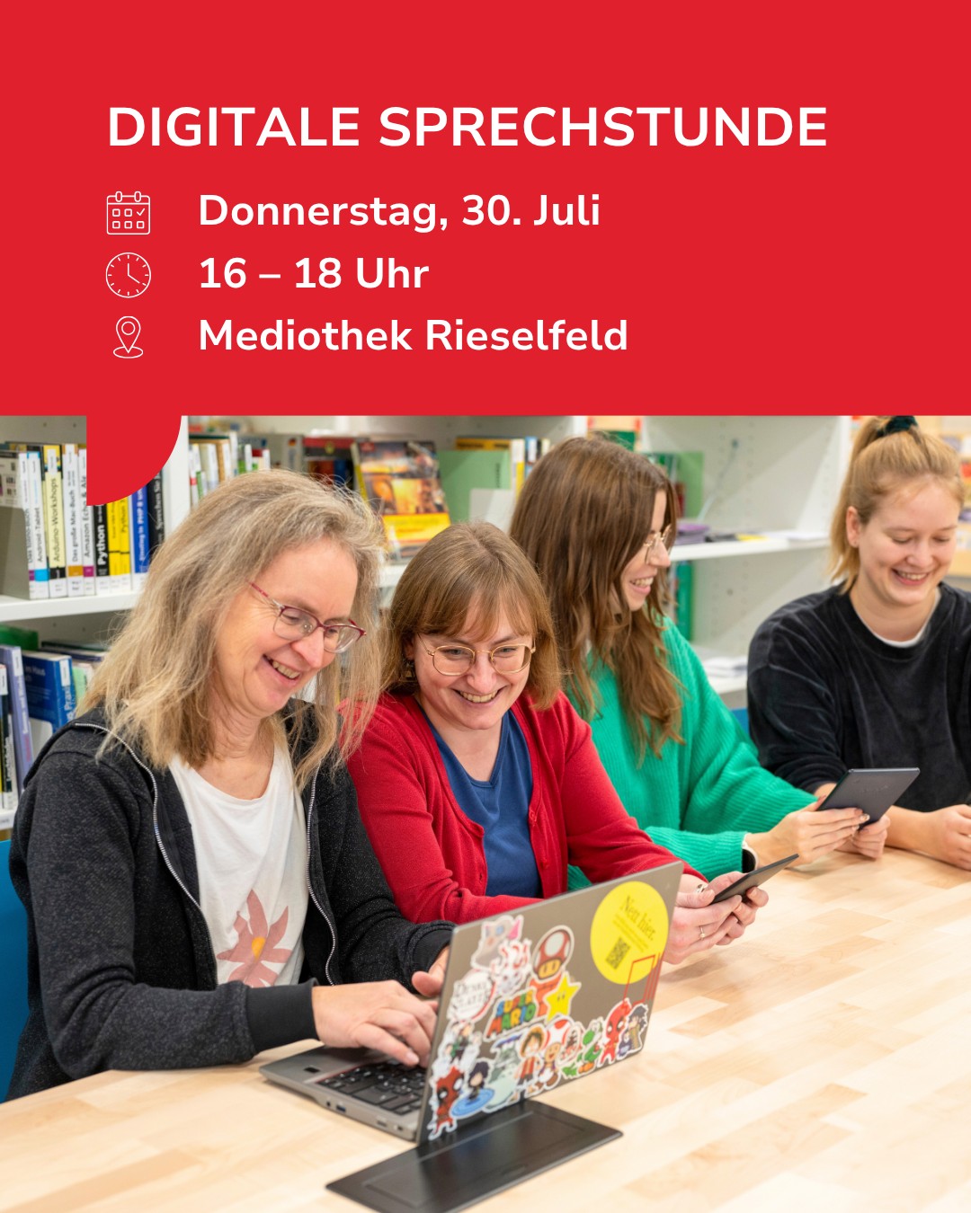 Flyer für eine Digitale Sprechstunde am Donnerstag, 30. Juli von 16 bis 18 Uhr in der Mediothek Rieselfeld. Im Bild darunter sitzen vier Personen an einem Tisch vor Bücherregalen und nutzen Laptops sowie Tablets. (KI-Alternativtext)