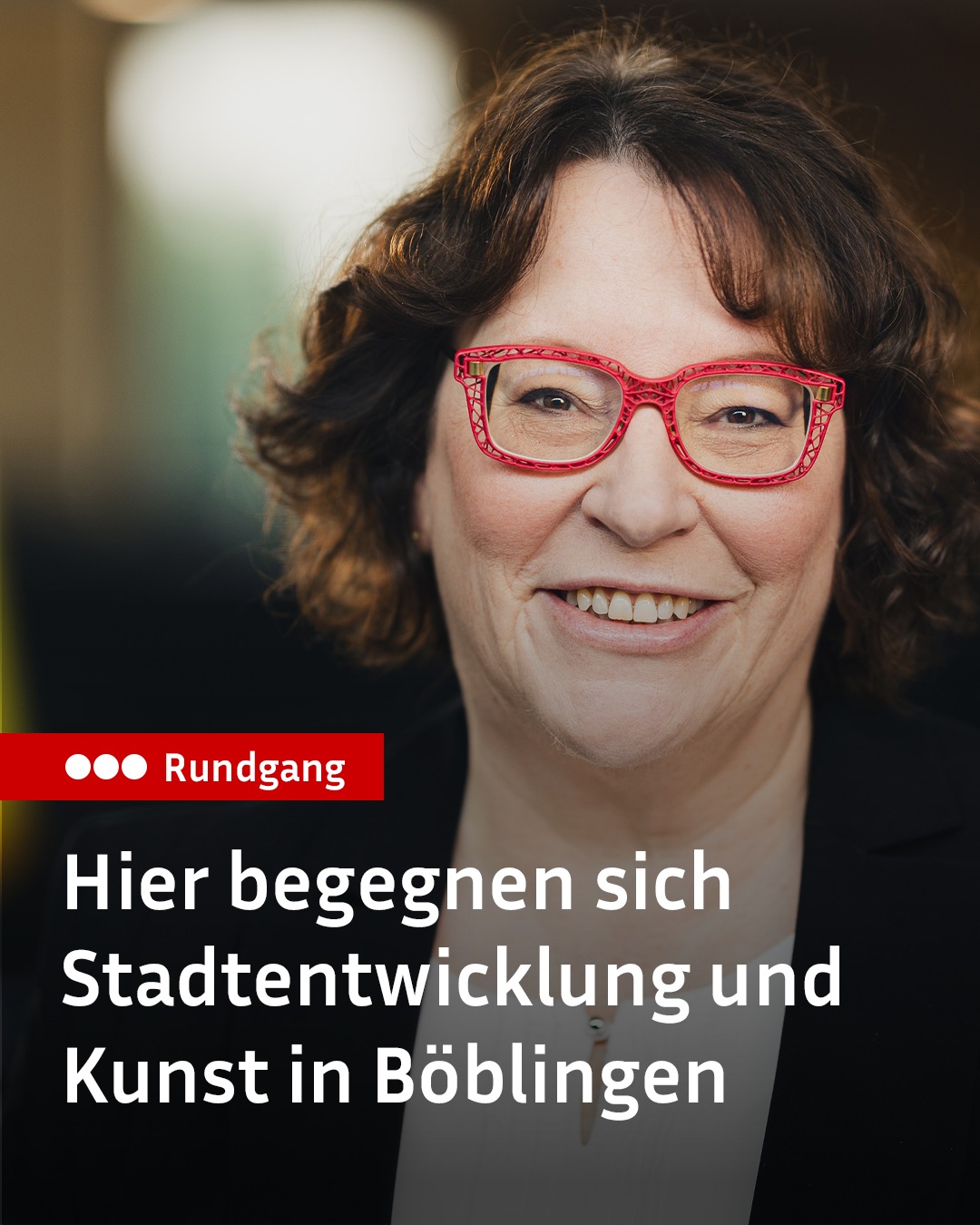Dieser Alternativtext wurde KI-generiert: Porträt einer lächelnden Person mit roter Brille. Im Hintergrund befindet sich Text und ein farbiges Feld.