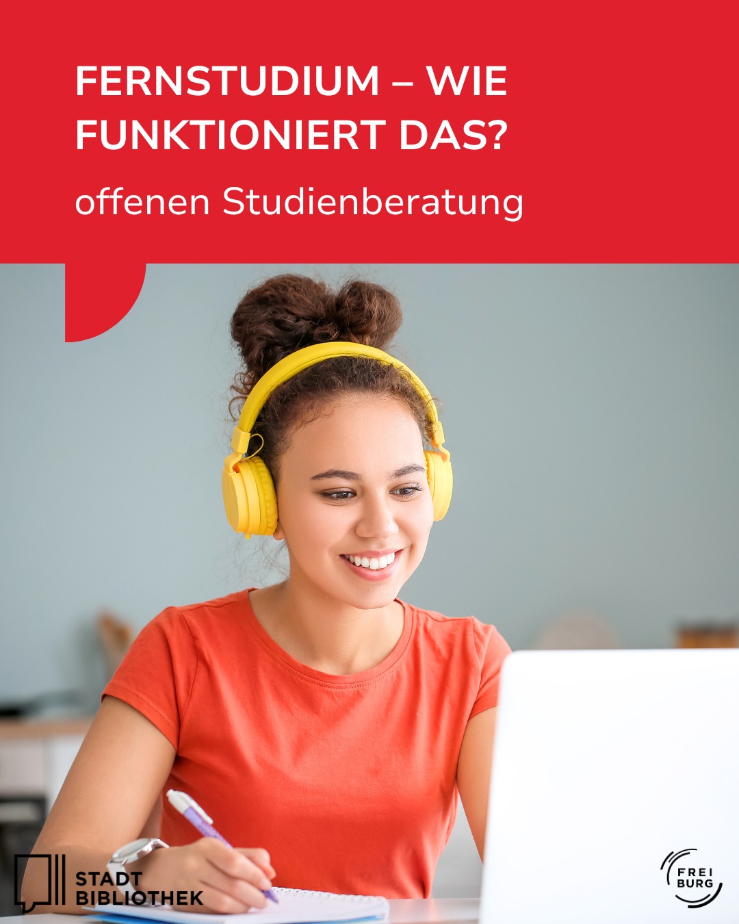 Dieser Alternativtext wurde KI-generiert: Ein farbiges Bild zeigt eine Person, die mit einem Laptop arbeitet und Kopfhörer trägt. Im Hintergrund ist eine Bibliothek erkennbar.