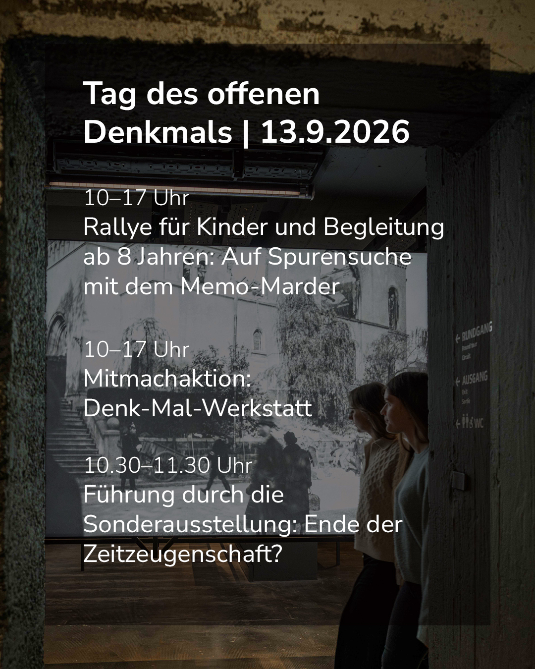 Tag des offenen Denkmals am 13.9.2026. Angekündigt sind eine Rallye für Kinder und Begleitung ab 8 Jahren mit dem Memo-Marder sowie eine Mitmachaktion Denk-Mal-Werkstatt, beide von 10 bis 17 Uhr, und eine Führung durch die Sonderausstellung Ende der Zeitzeugenschaft von 10.30 bis 11.30 Uhr. Im Hintergrund betrachten Personen eine große Schwarz-Weiß-Fotografie in einem Ausstellungsraum. (KI-Alternativtext)