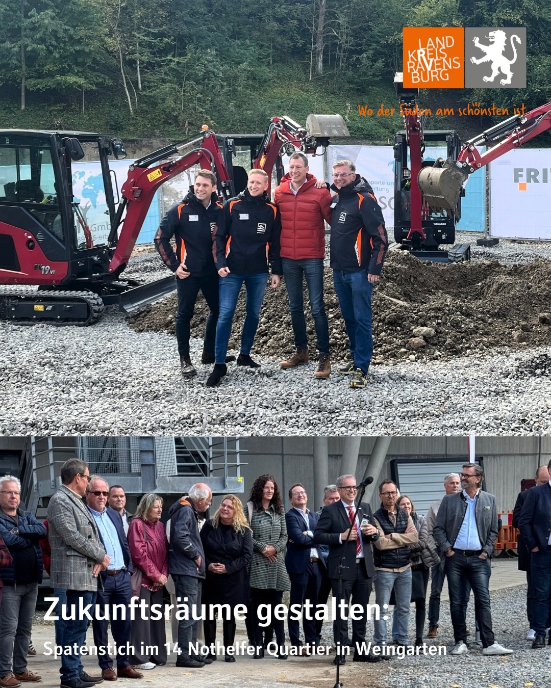 Dieser Alternativtext wurde KI-generiert: Schwarz-Weiß-Fotografie zeigt eine Baufläche mit einer Baggermaschine und mehreren Personen in formeller Kleidung, die in Gruppen stehen und miteinander sprechen. Im unteren Bildbereich ist ein Banner mit Text zu sehen.