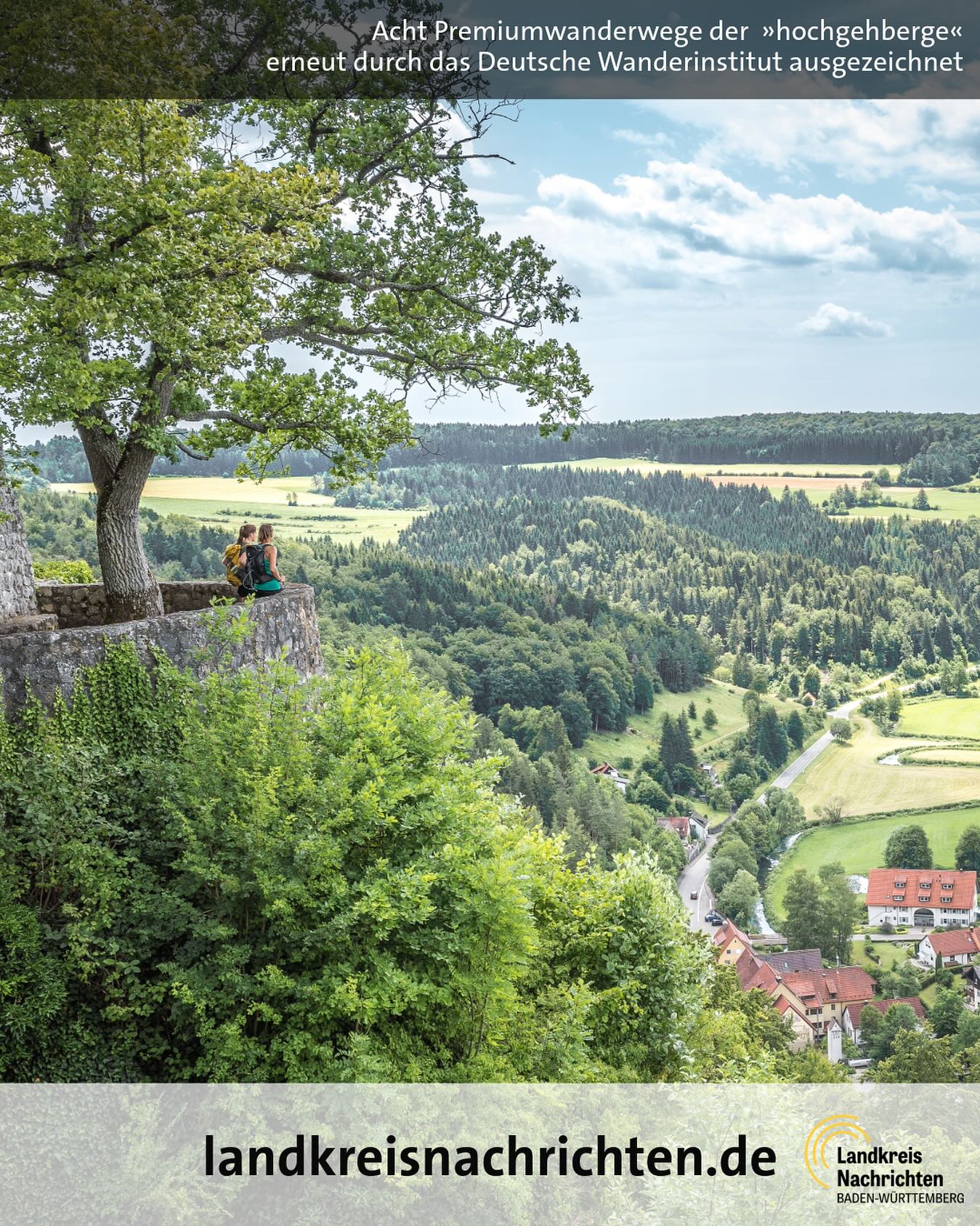 Dieser Alternativtext wurde KI-generiert: Eine Landschaftsaufnahme zeigt einen Felsen mit Bäumen und Personen, die sitzen. Im Hintergrund erstreckt sich eine hügelige Landschaft mit Häusern und Feldern.