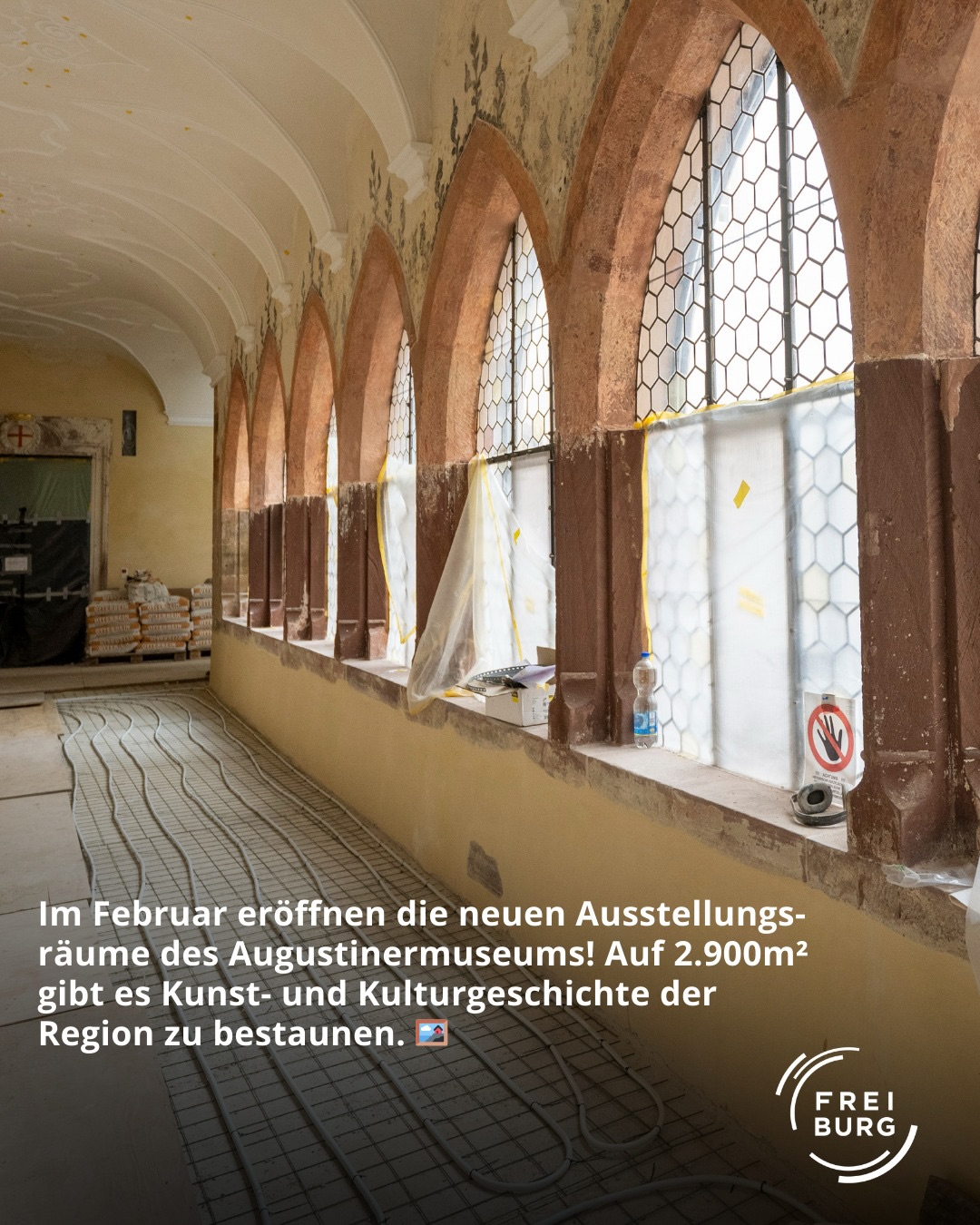Dieser Alternativtext wurde KI-generiert: Ein Innenraum mit hohen Wänden und einem großen Fenster. Der Boden ist gefliest und es scheint, als ob Räumlichkeiten umgestaltet werden.