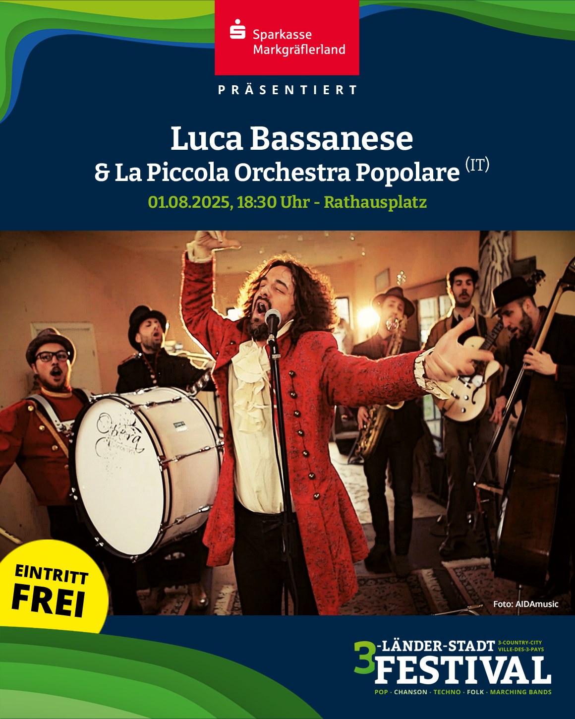 Werbeplakat für ein Konzert mit einer Band, bestehend aus mehreren Personen und Instrumenten. Das Plakat zeigt eine Bühne mit einer Band und einem farbenfrohen Design oben und unten.