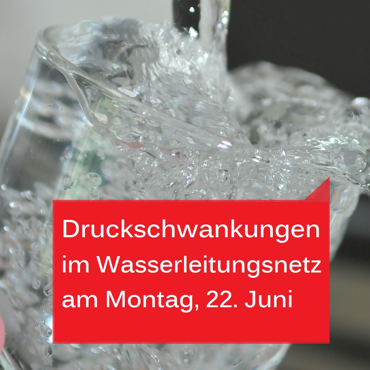 Wasser wird in ein Glas gegossen, wobei Spritzer und Blasen entstehen. Ein roter Textblock darüber informiert über Druckschwankungen im Wasserleitungsnetz am Montag, 22. Juni. (KI-Alternativtext)
