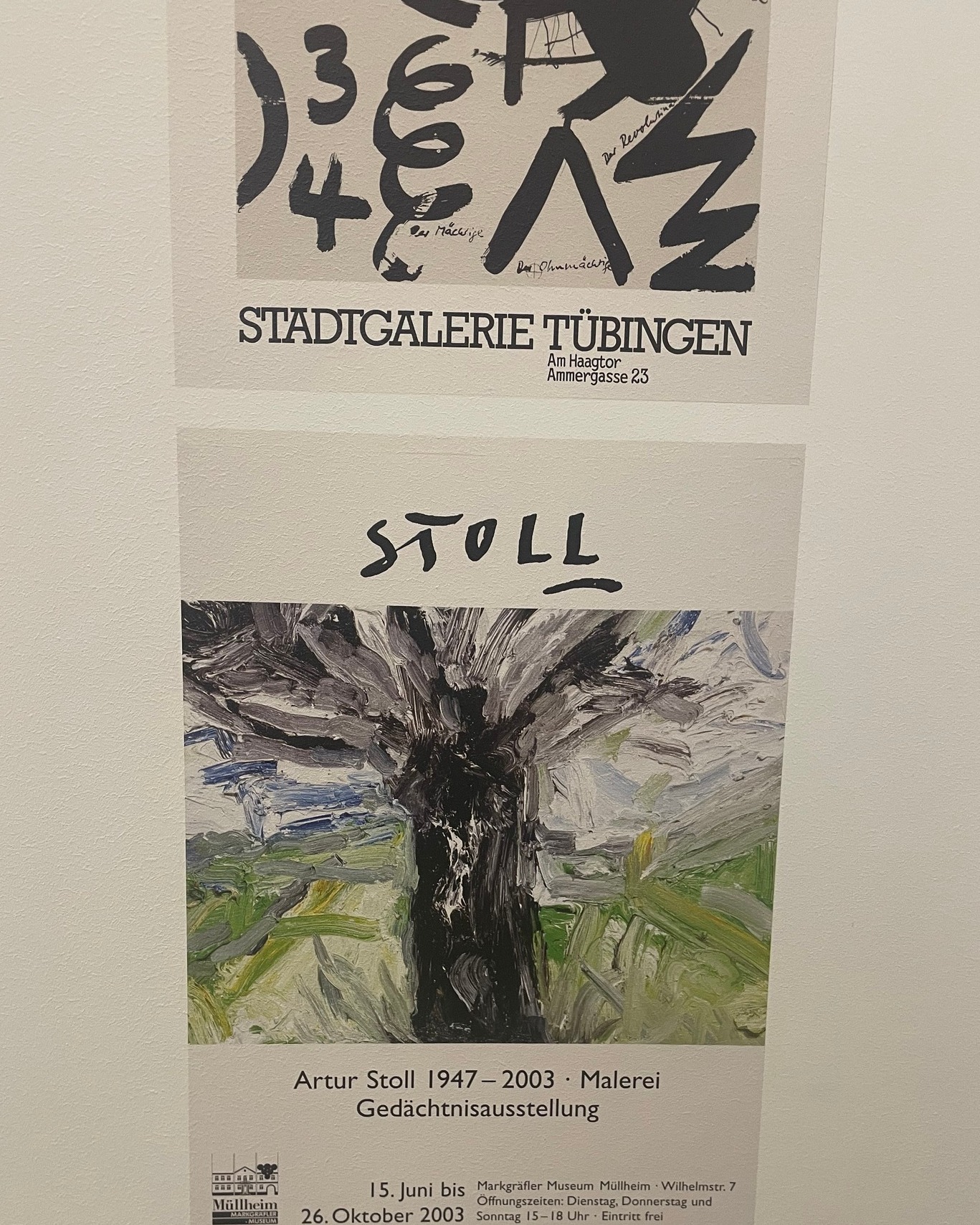 Dieser Alternativtext wurde KI-generiert: Ein Schwarz-Weiß-Plakat mit abstrakten Mustern und Text darüber und darunter ein farbiges Gemälde eines Baumes. Im unteren Bereich befindet sich weitere Information zum Kunstausstellung.