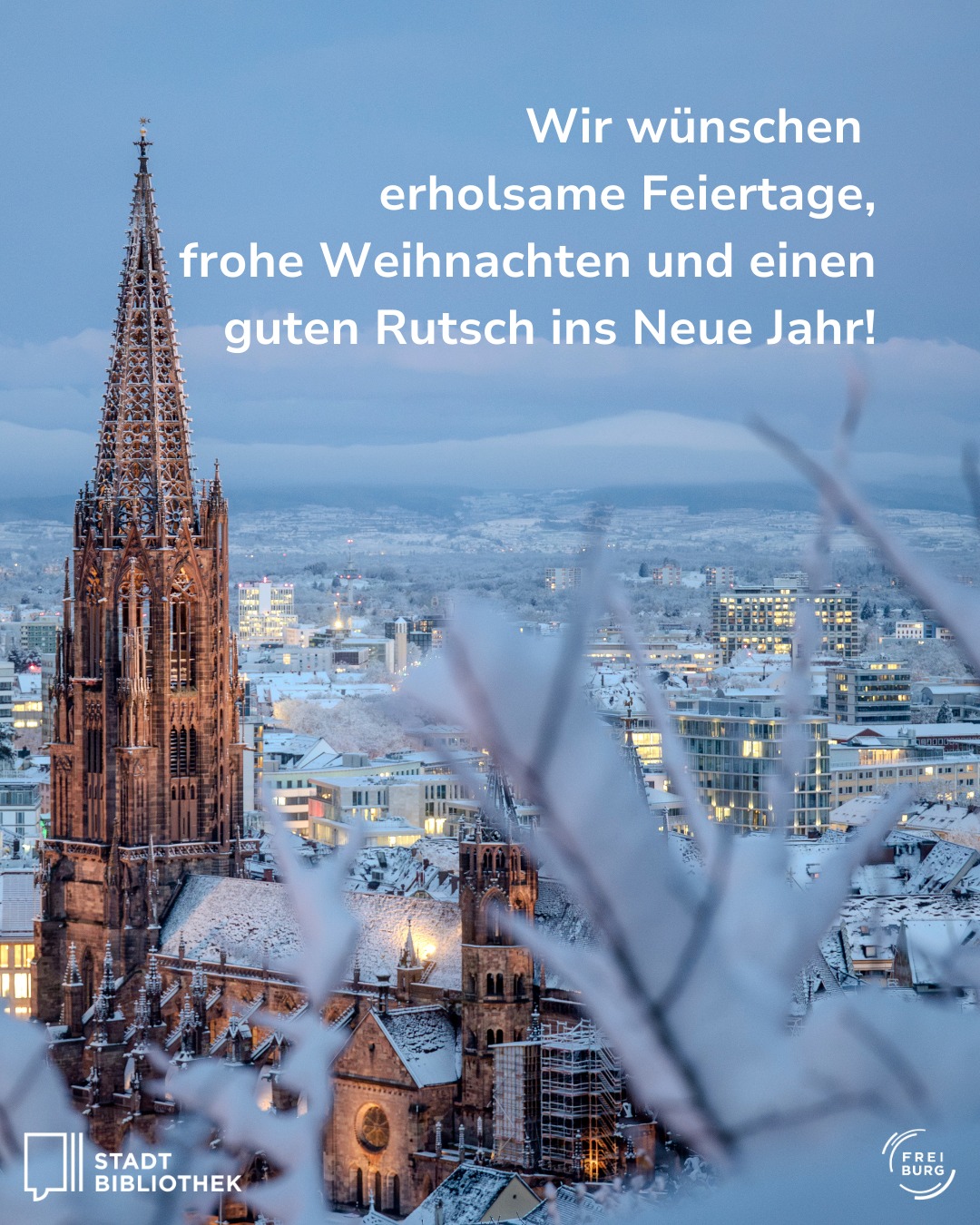 Dieser Alternativtext wurde KI-generiert: Ein winterliches Stadtbild mit verschneiten Gebäuden und einer hoch aufragenden Kirchturm. Text auf dem Bild wünscht erholsame Feiertage und ein gutes neues Jahr.