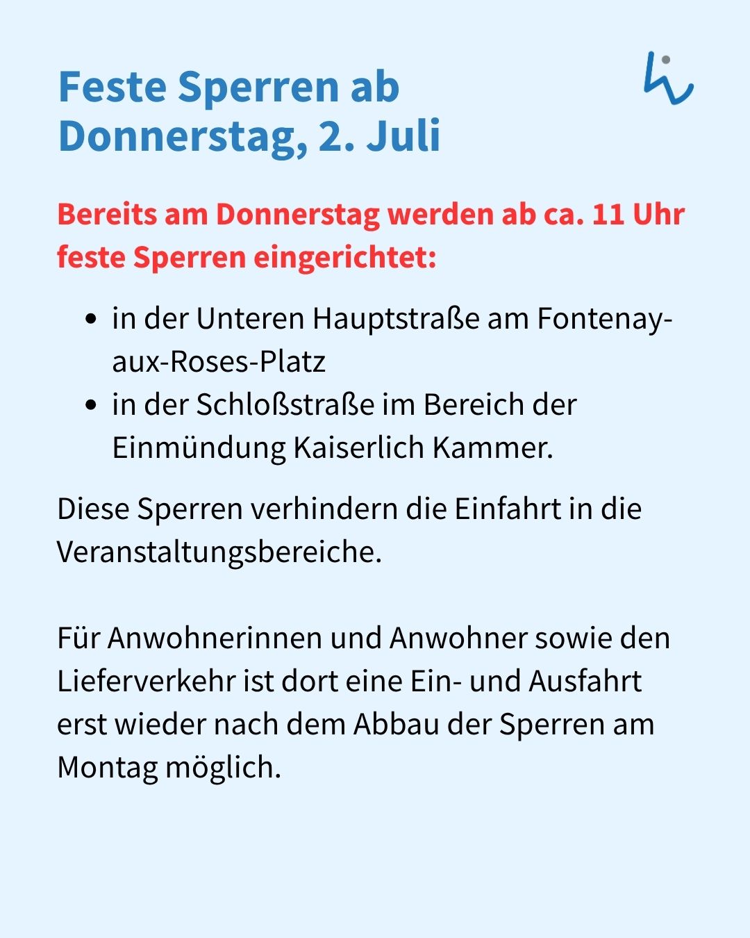 Textanzeige auf hellblauem Hintergrund mit der Überschrift „Feste Sperren ab Donnerstag, 2. Juli“. Ab ca. 11 Uhr werden Sperren in der Unteren Hauptstraße am Fontenay-aux-Roses-Platz und in der Schloßstraße an der Einmündung Kaiserlich Kammer eingerichtet, die die Einfahrt in Veranstaltungsbereiche verhindern. Für Anwohner und Lieferverkehr ist die Durchfahrt erst nach dem Abbau am Montag wieder möglich. (KI-Alternativtext)