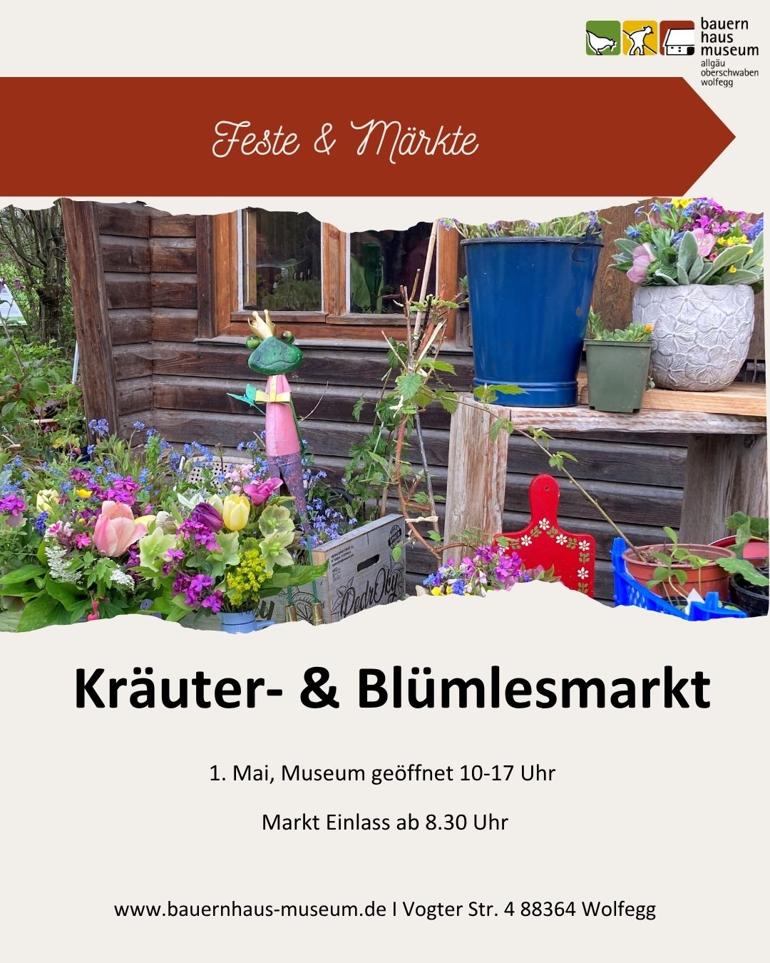 Dieser Alternativtext wurde KI-generiert: Ein farbenfrohes Plakat zeigt eine florale Dekoration vor einem Gebäude. Der Text kündigt einen Kräuter- und Blumensmarkt am 1. Mai an.