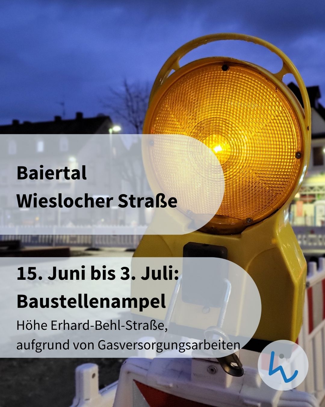 Gelbe Baustellenampel leuchtet vor abendlichem Himmel. Text überlagert: „Baiertal, Wieslocher Straße. 15. Juni bis 3. Juli: Baustellenampel Höhe Erhard-Behl-Straße, aufgrund von Gasversorgungsarbeiten.“ (KI-Alternativtext)
