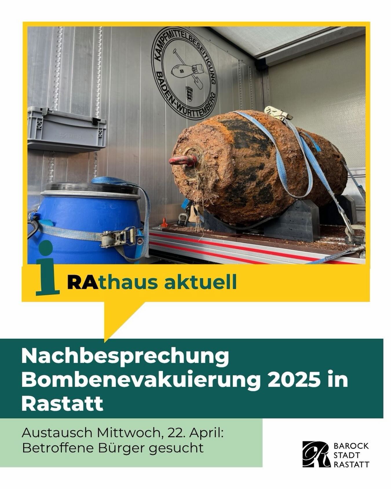 Dieser Alternativtext wurde KI-generiert: Ein Schwarz-Weiß-Foto zeigt einen großen, runden Gegenstand, gesichert mit Gurten, auf einer Plattform. Im Hintergrund ist ein Gebäude und Text mit Informationen zu einer Evakuierungsbesprechung in Rastatt zu sehen.