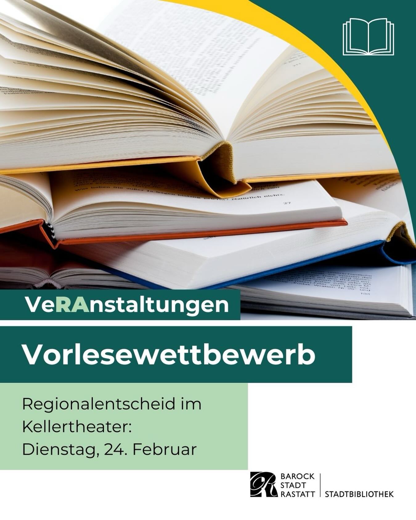 Dieser Alternativtext wurde KI-generiert: Ein geöffnetes Buch mit mehreren Seiten liegt auf weiteren Büchern. Darunter befindet sich ein grüner Banner mit Text, der eine Veranstaltung bewirbt.