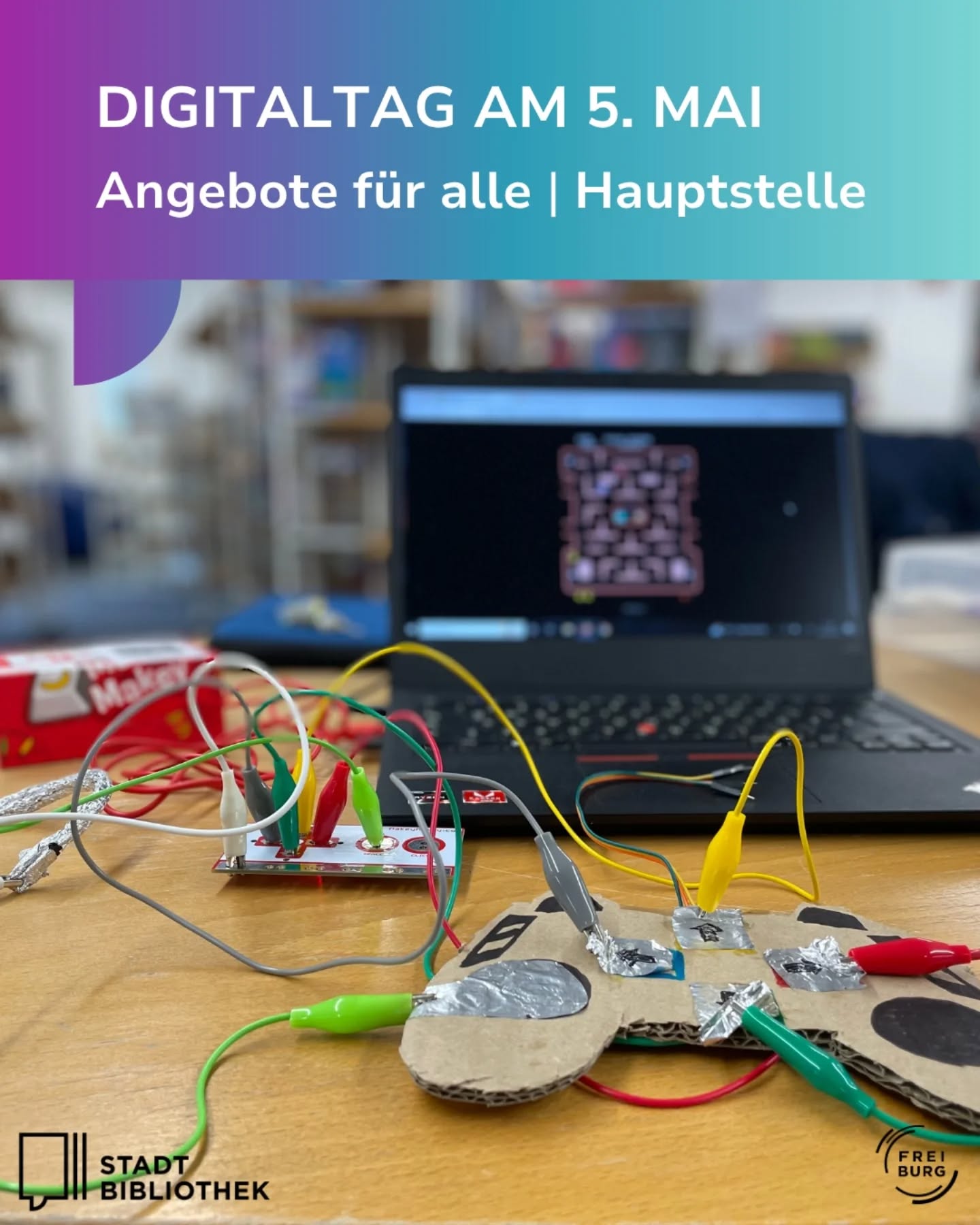 Dieser Alternativtext wurde KI-generiert: Ein Laptop steht auf einem Tisch, umgeben von elektronischen Bauteilen und einem Bausatz. Im Hintergrund sind Gegenstände und eine Büroeinrichtung zu sehen.