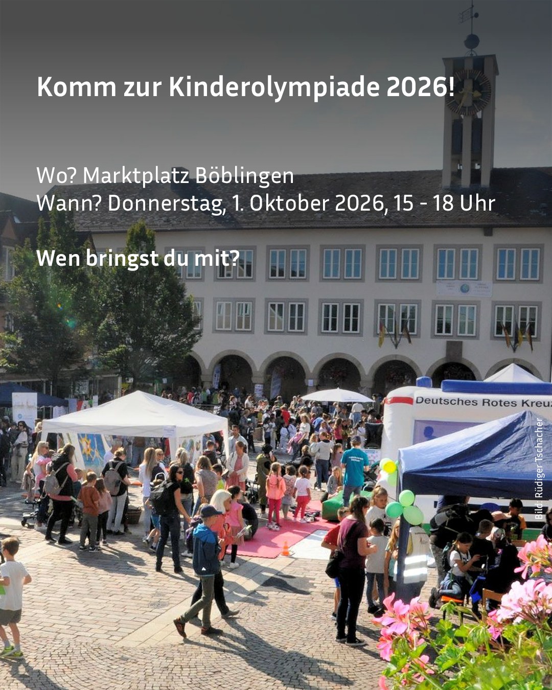 Werbeplakat für die Kinderolympiade 2026 auf dem Marktplatz Böblingen am Donnerstag, 1. Oktober 2026 von 15 bis 18 Uhr. Eine Menschenmenge aus Kindern und Erwachsenen steht vor einem Gebäude mit Uhrenturm zwischen weißen und blauen Zelten sowie einem Aufblasbaren des Deutschen Roten Kreuzes. (KI-Alternativtext)