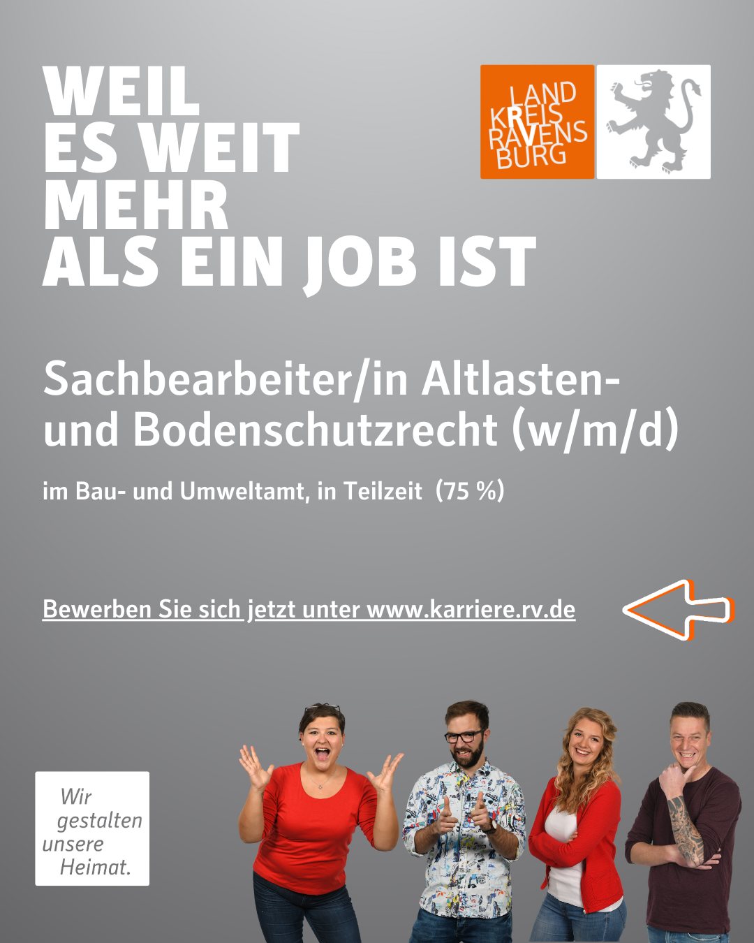 Dieser Alternativtext wurde KI-generiert: Ein Schwarz-Weiß-Bild zeigt einen Werbeflyer für eine Stelle im öffentlichen Dienst. Darunter sind vier lächelnde Personen abgebildet.