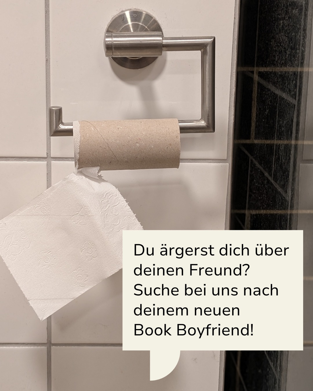 Dieser Alternativtext wurde KI-generiert: Ein Badezimmer mit weißen Fliesen zeigt eine Toilettenpapierrolle und einen Halter. Ein Werbehinweis für ein Buch ist im Bild zu sehen.