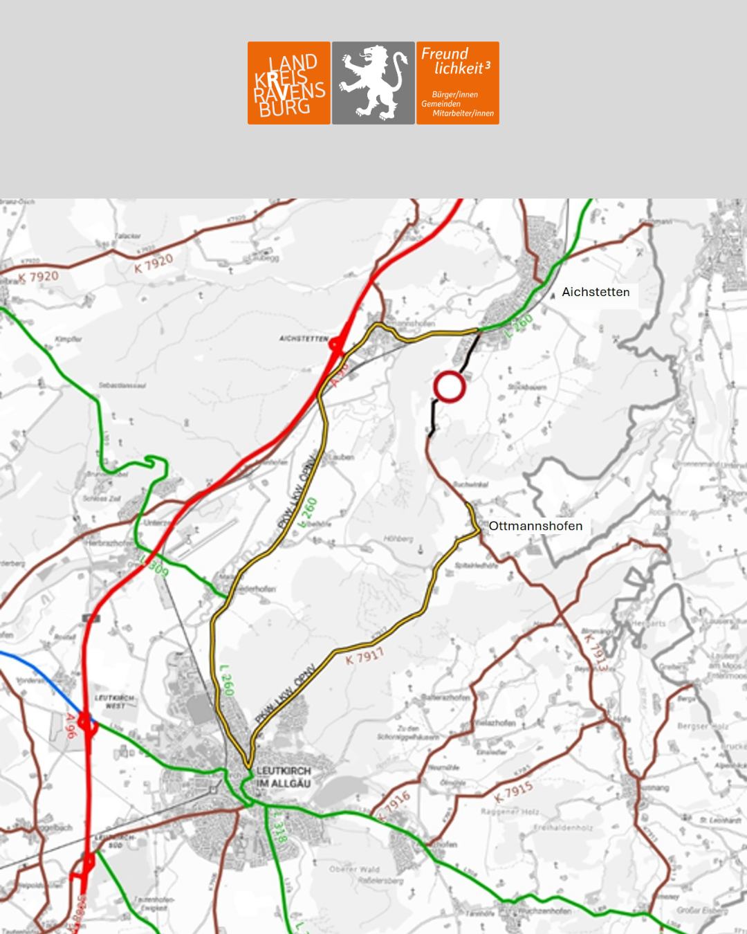 Dieser Alternativtext wurde KI-generiert: Schwarz-Weiß-Karte mit Straßennetz und Ortschaften. Mehrere farbige Linien kennzeichnen unterschiedliche Routenverläufe.