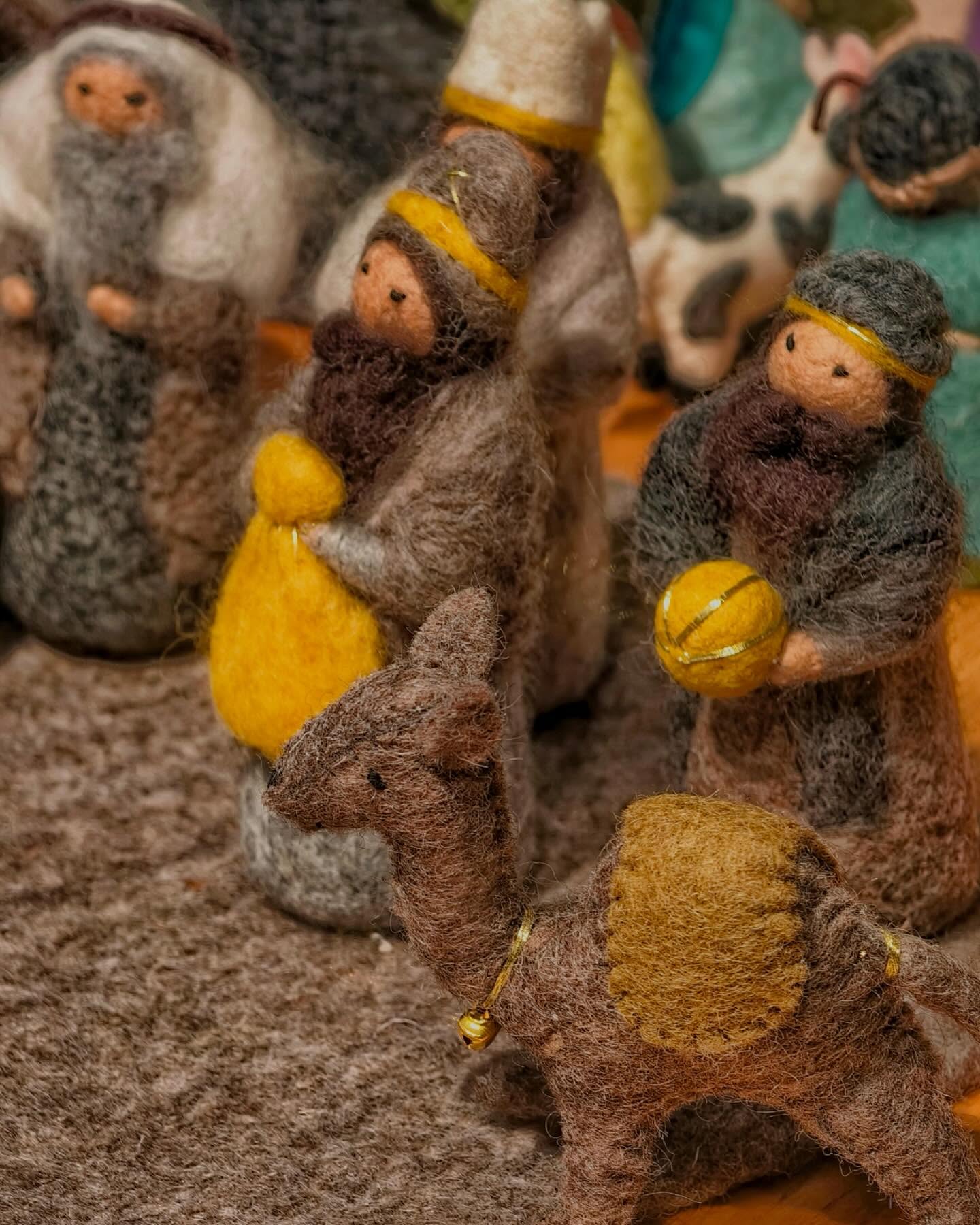 Dieser Alternativtext wurde KI-generiert: Filzfiguren von Menschen und Tieren stehen und sitzen zusammen. Die Szene wirkt handgemacht und detailliert.