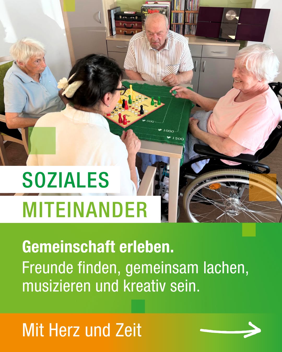 Vier Personen sitzen um einen Tisch und spielen ein Brettspiel, wobei eine Person im Rollstuhl sitzt. Der Text „SOZIALES MITEINANDER“ und „Gemeinschaft erleben. Freunde finden, gemeinsam lachen, musizieren und kreativ sein.“ ist eingeblendet. Unten steht „Mit Herz und Zeit“ neben einem Pfeil. (KI-Alternativtext)
