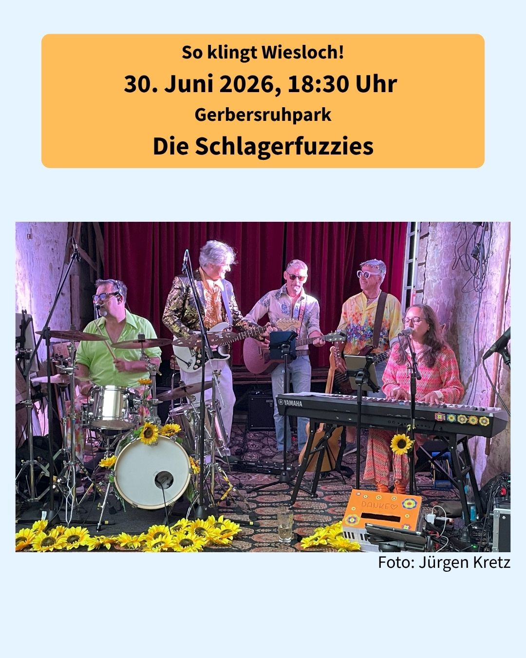 Konzertplakat mit gelbem Textfeld oben, das „So klingt Wiesloch!“, den Termin „30. Juni 2026, 18:30 Uhr“, den Ort „Gerbersruhpark“ und die Band „Die Schlagerfuzzies“ nennt. Darunter ein Foto einer fünfköpfigen Band auf einer Bühne mit rotem Vorhang, die Schlagzeug, Gitarren und ein Keyboard spielt. Die Szene ist mit Sonnenblumen dekoriert, unten rechts steht „Foto: Jürgen Kretz“. (KI-Alternativtext)