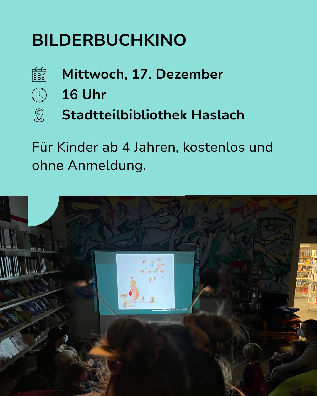 Dieser Alternativtext wurde KI-generiert: Ein Raum mit Bücherregalen, in dem eine Projektion auf einer Leinwand zu sehen ist. Im Vordergrund sitzen Personen auf Stühlen.