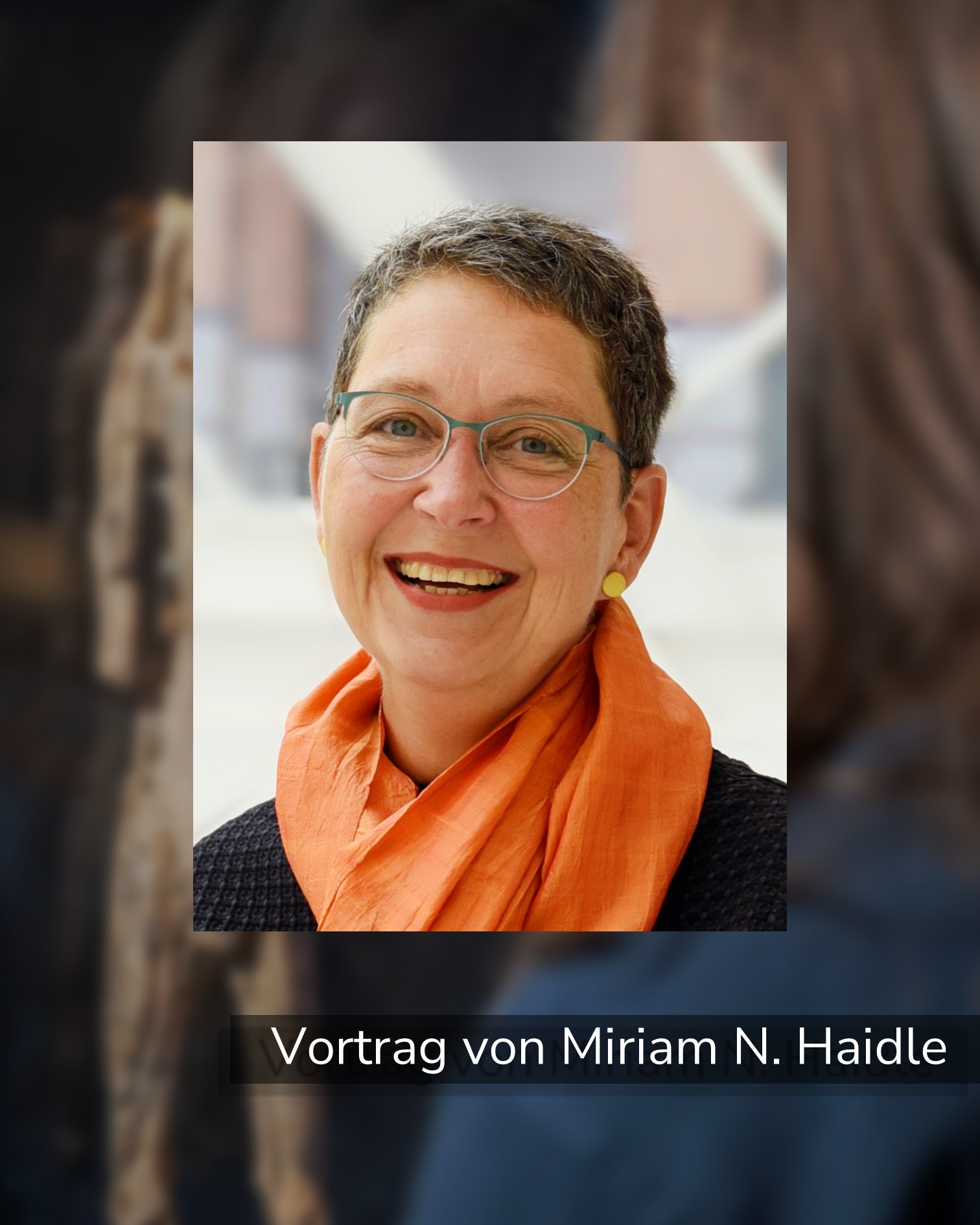 Dieser Alternativtext wurde KI-generiert: Porträt einer Person mit Brille und orangefarbenem Schal. Im Bild befindet sich ein Text, der auf einen Vortrag hinweist.