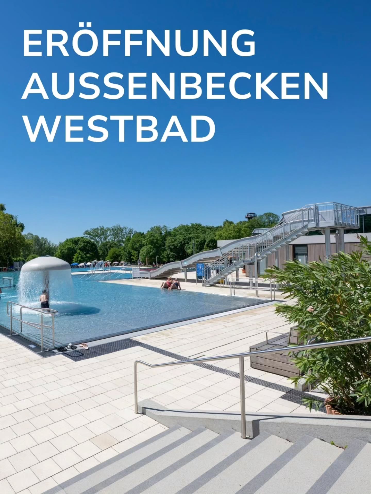 Ein Plakat mit dem weißen Text "ERÖFFNUNG AUSSENBECKEN WESTBAD" zeigt eine sonnige Szene im Freibad. Im Vordergrund führt eine Treppe hinunter zu einem großen Becken, in dem Personen baden und ein Pilzbrunnen sprüht. Rechts steht eine große Rutsche vor einem Hintergrund aus Bäumen und blauem Himmel. (KI-Alternativtext)