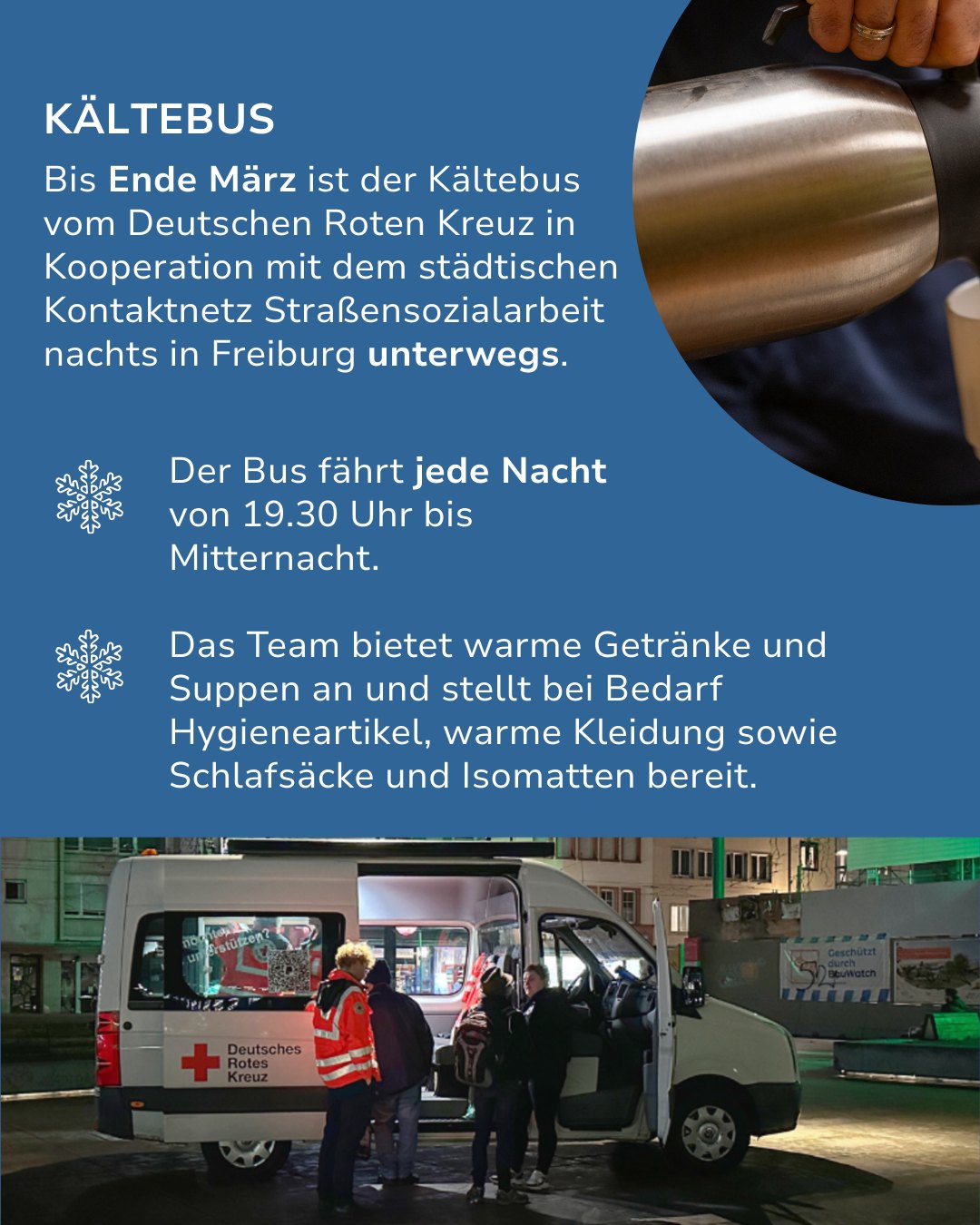 Dieser Alternativtext wurde KI-generiert: Ein Bus mit rotem Kreuz-Logo steht nachts auf einer Straße. Im Hintergrund sind beleuchtete Gebäude und Personen zu sehen.